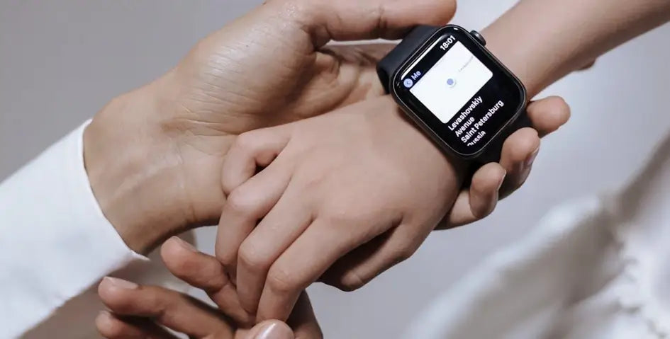 How does a smartwatch measure blood oxygen?