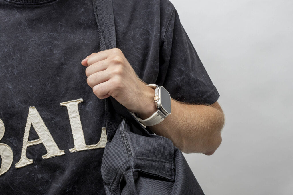 BALR. Correa de silicona Apple Watch Ultra Liquid (beige/titanio)