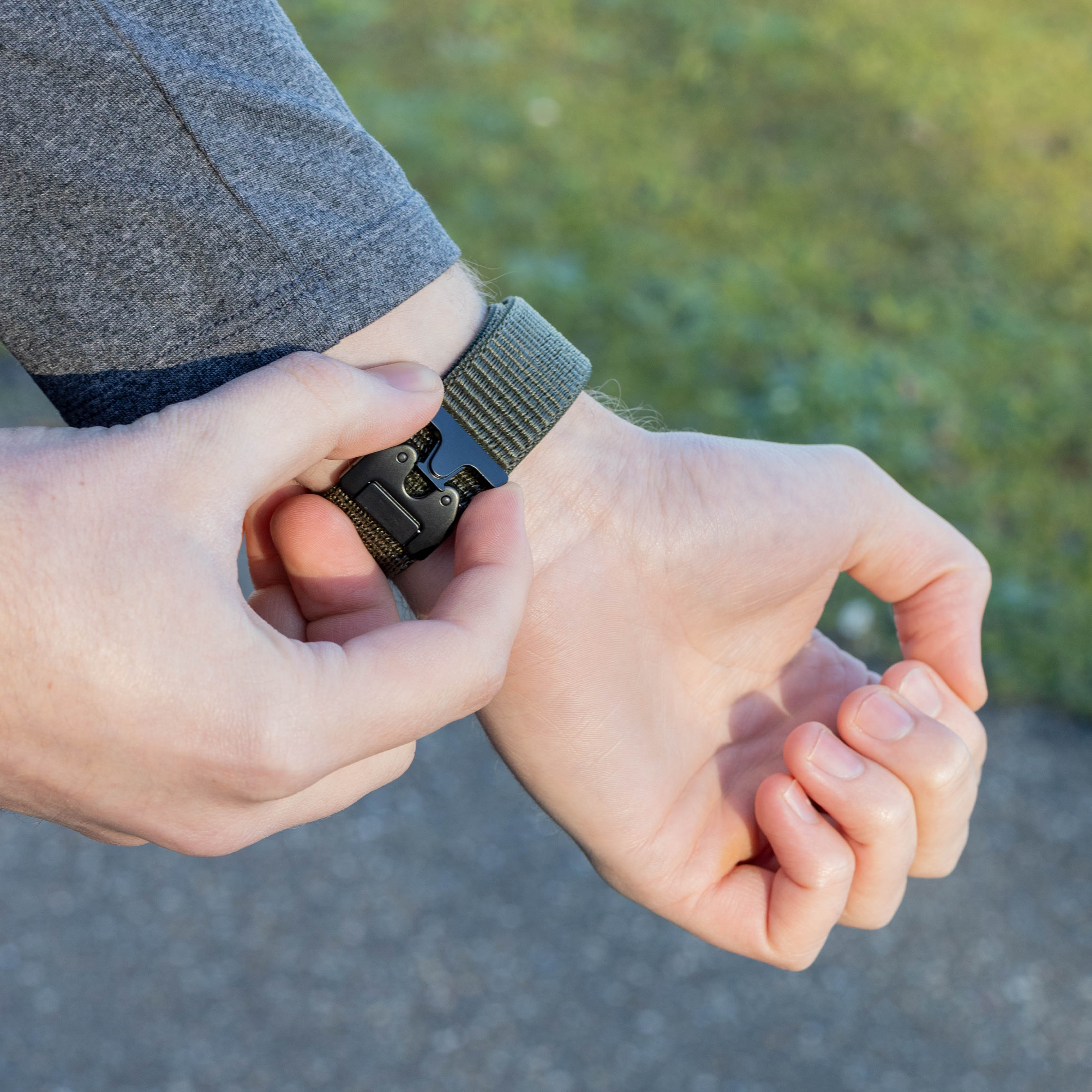 Bandz Correa nylon 'clásico' con P-buckle Apple Watch (verde militair)