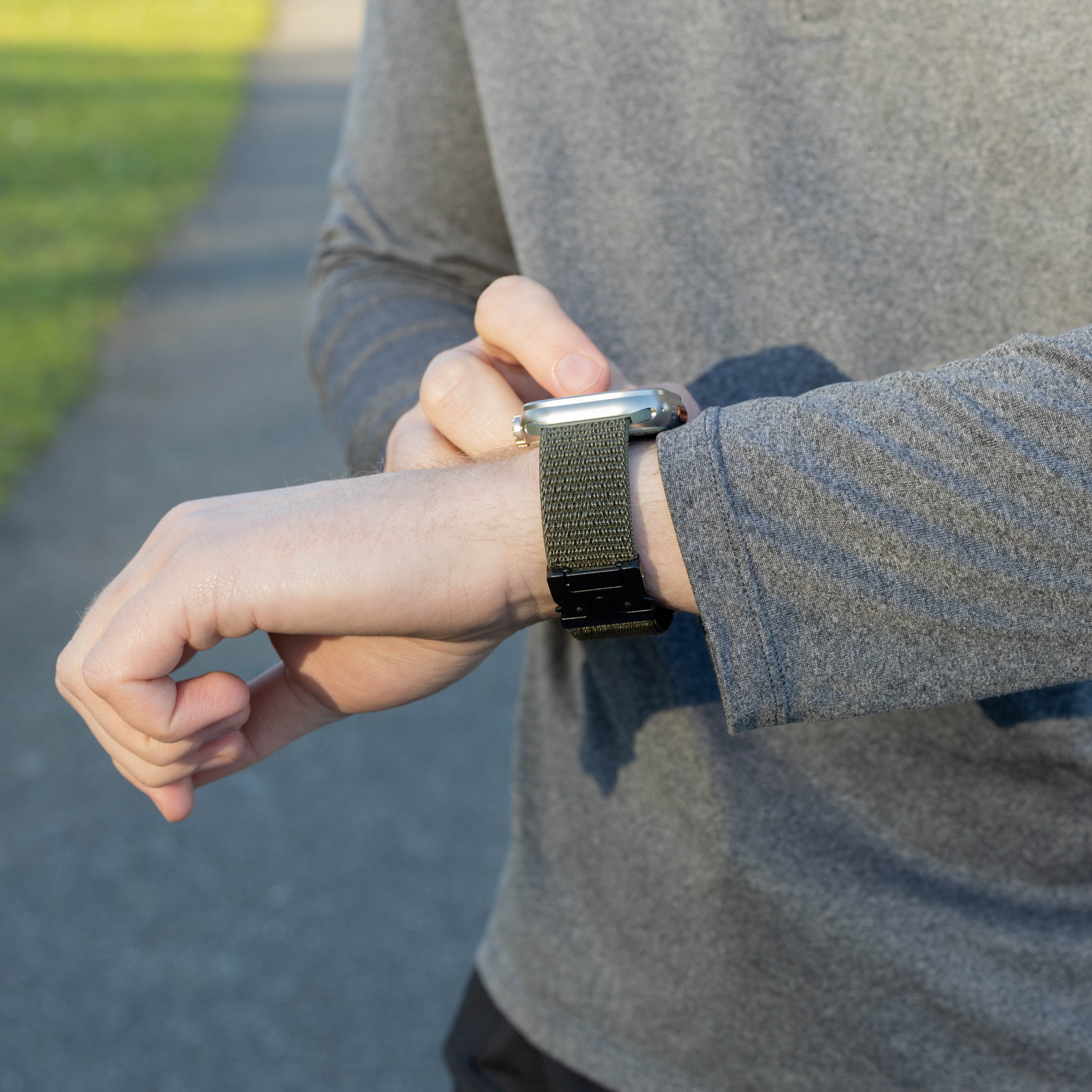 Bandz Correa nylon 'clásico' con P-buckle Apple Watch (verde militair)