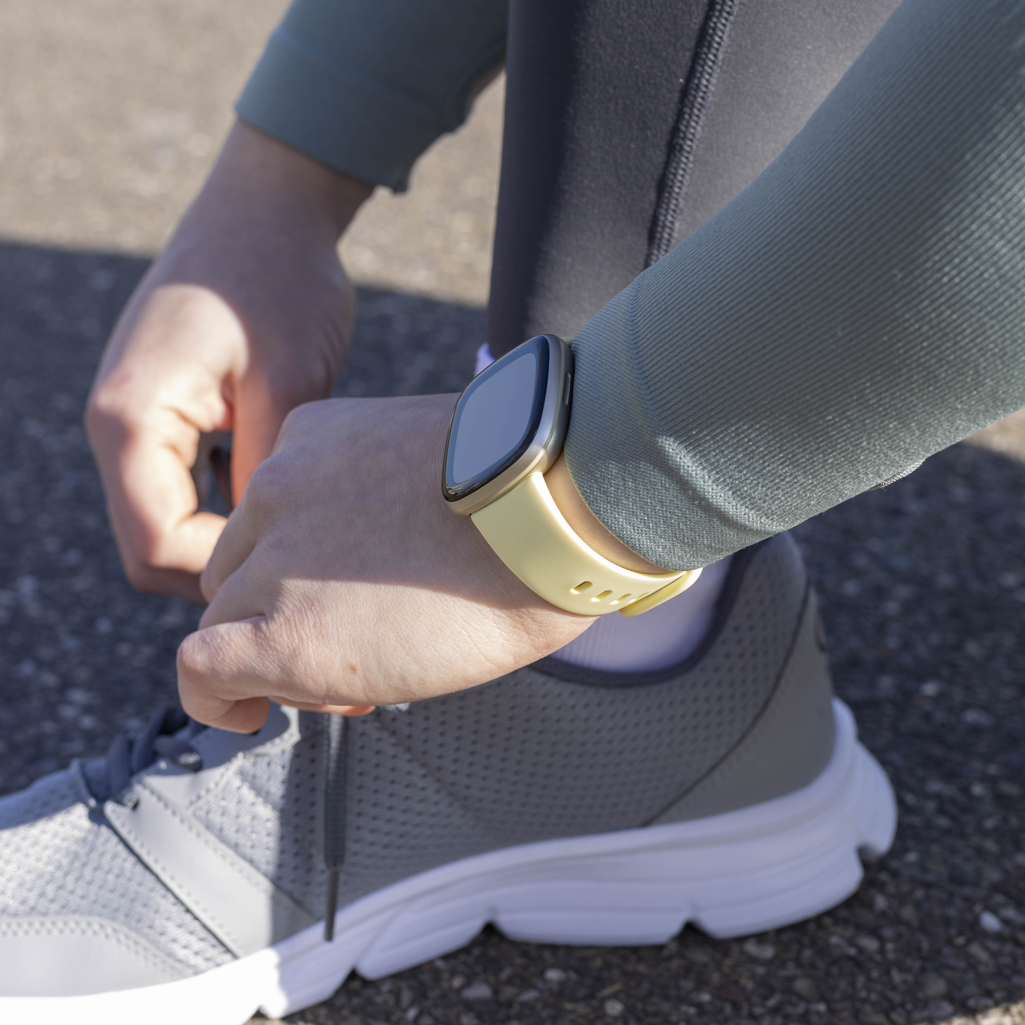 Fitbit Versa 4 Silicone Strap Classic (Pale Yellow)