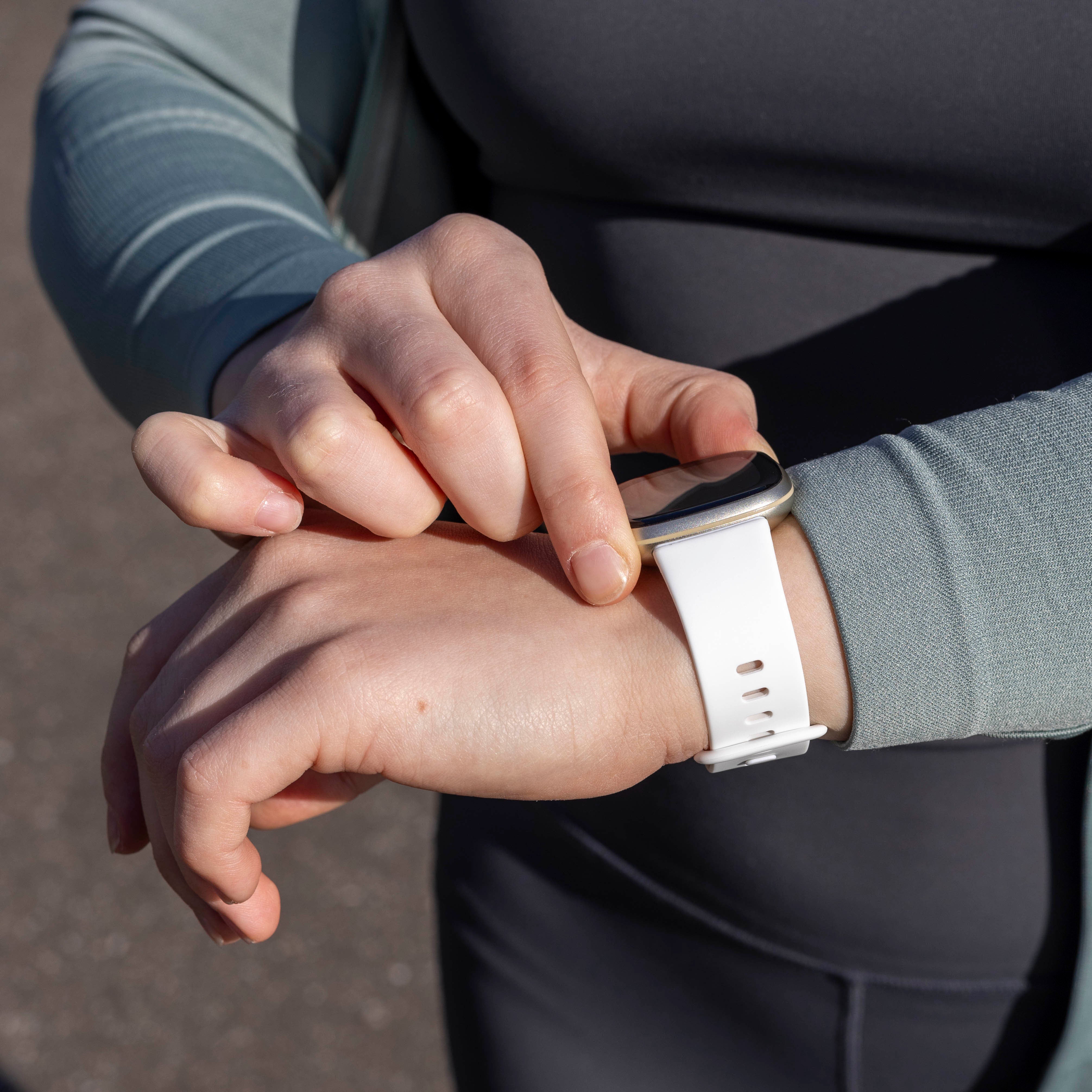 Correa silicona clásica Fitbit Sense 2 (blanco)