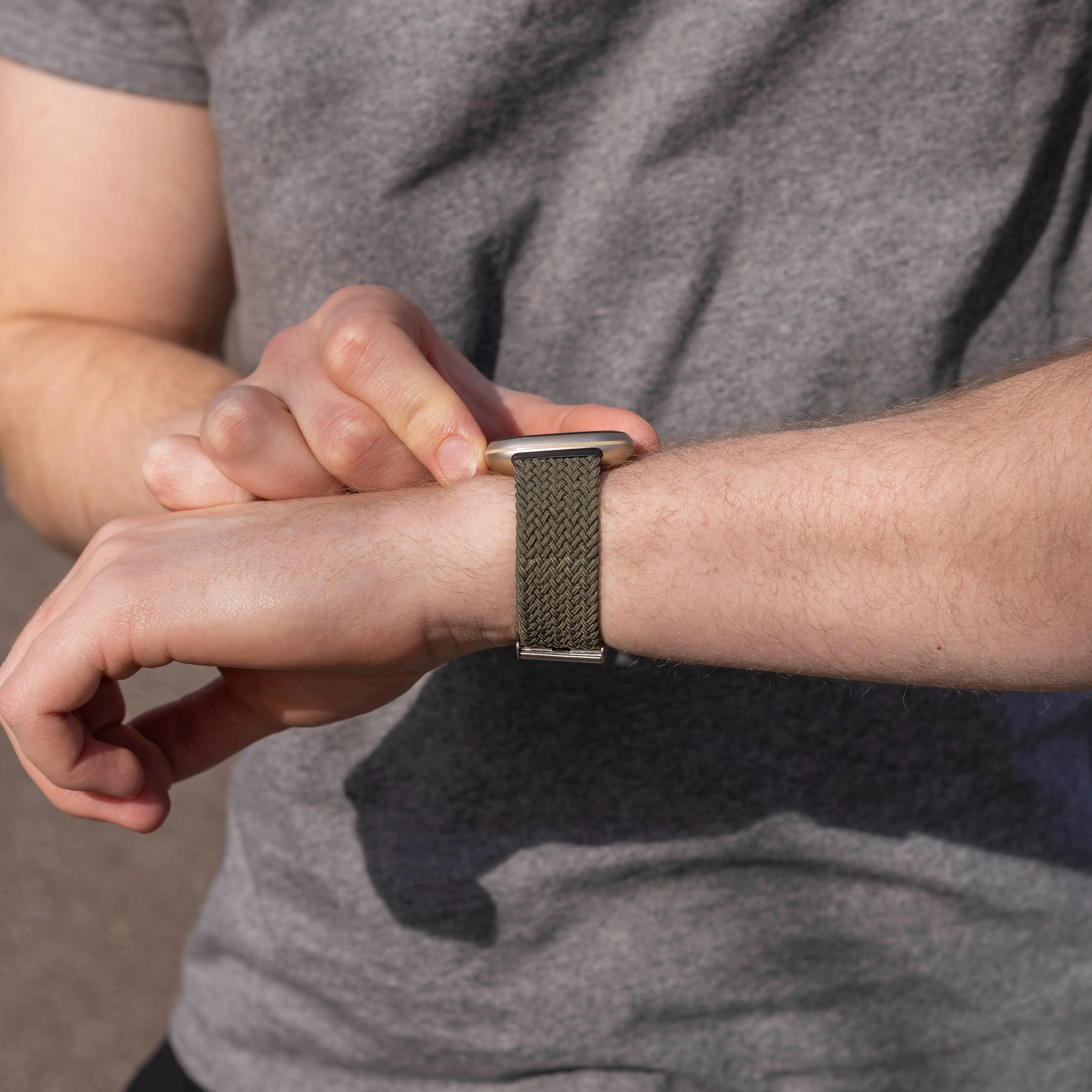 Correa trenzada ajustable Fitbit Sense (verde oliva)
