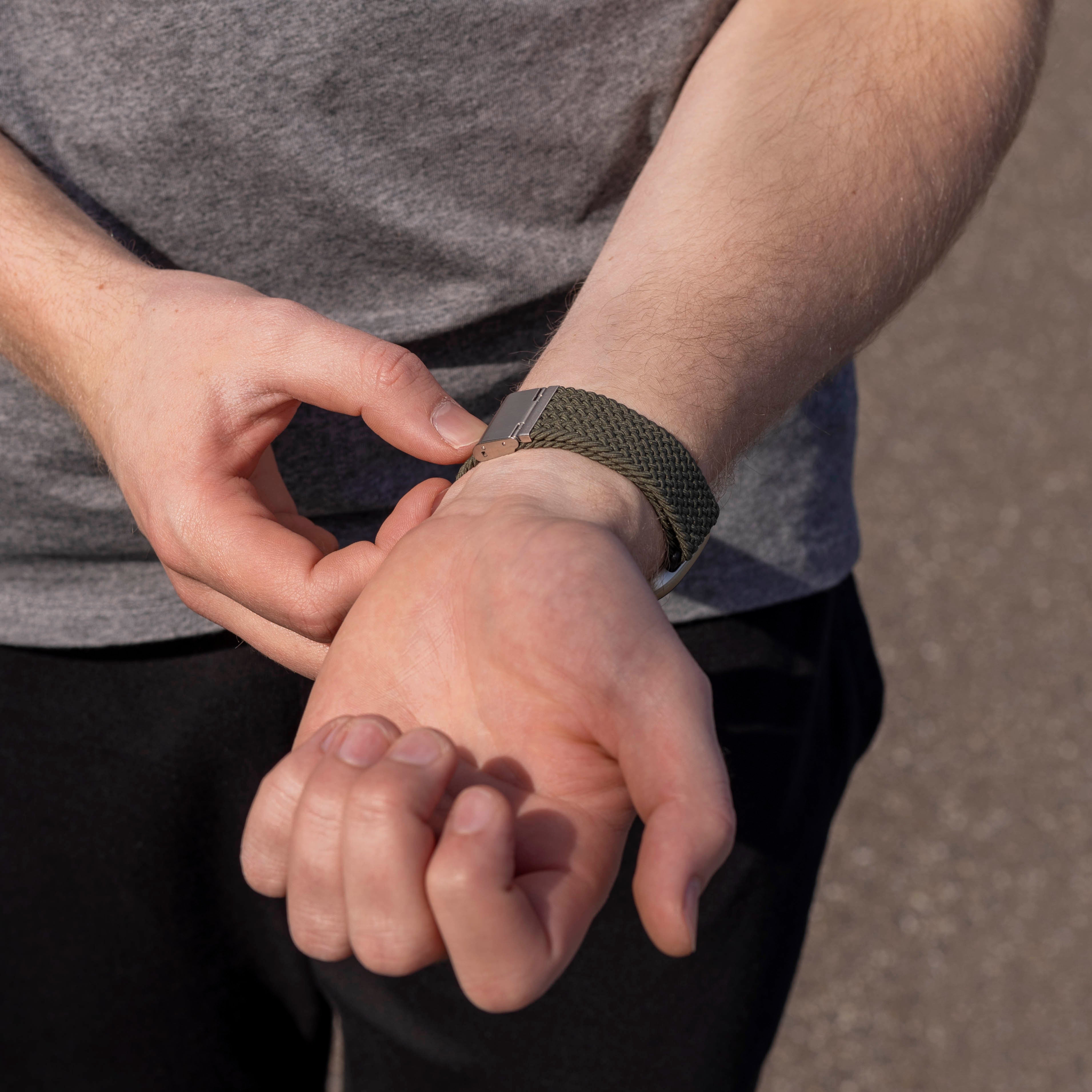 Correa trenzada ajustable Fitbit Sense (verde oliva)