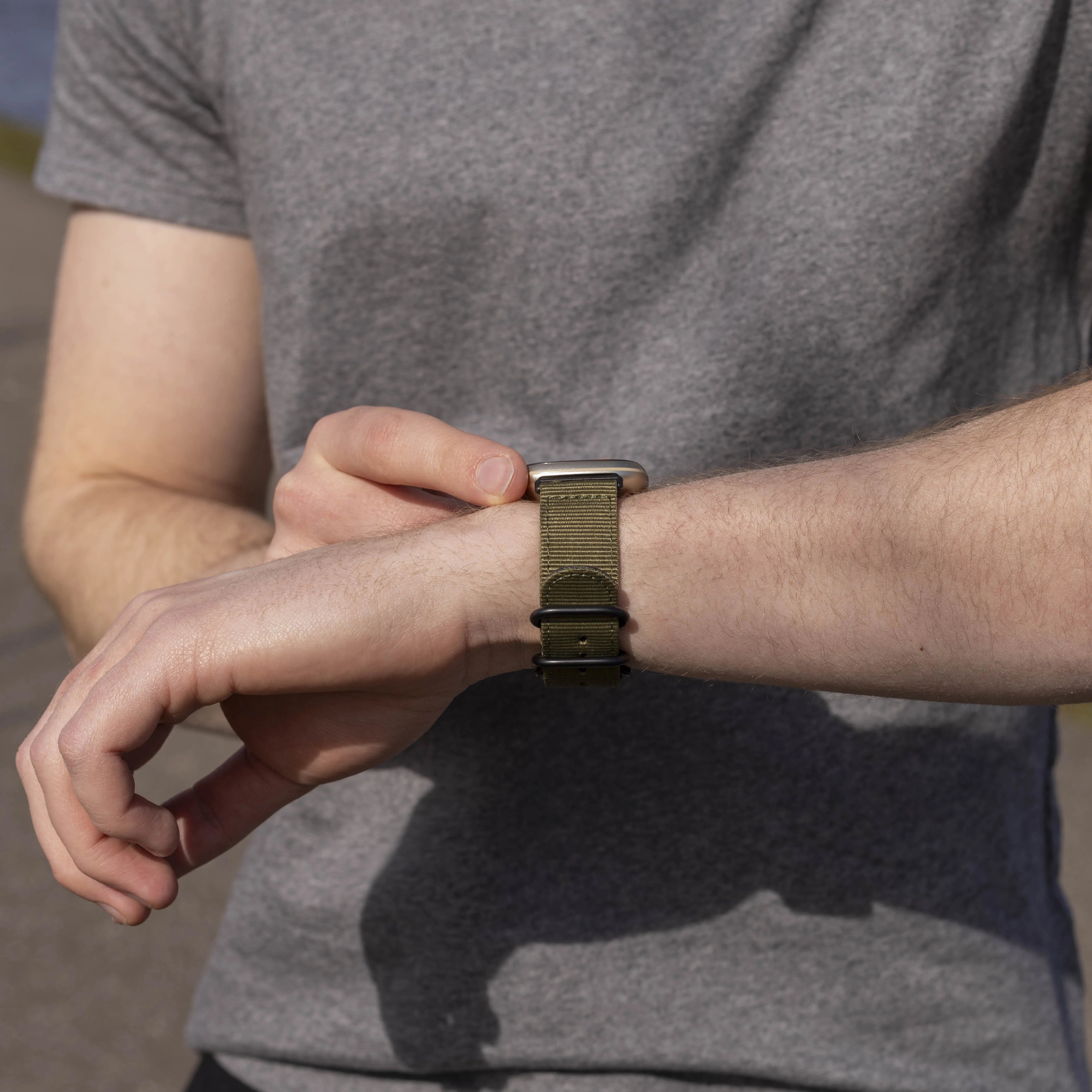 Correa nylon con hebilla Fitbit Sense (verde militar)