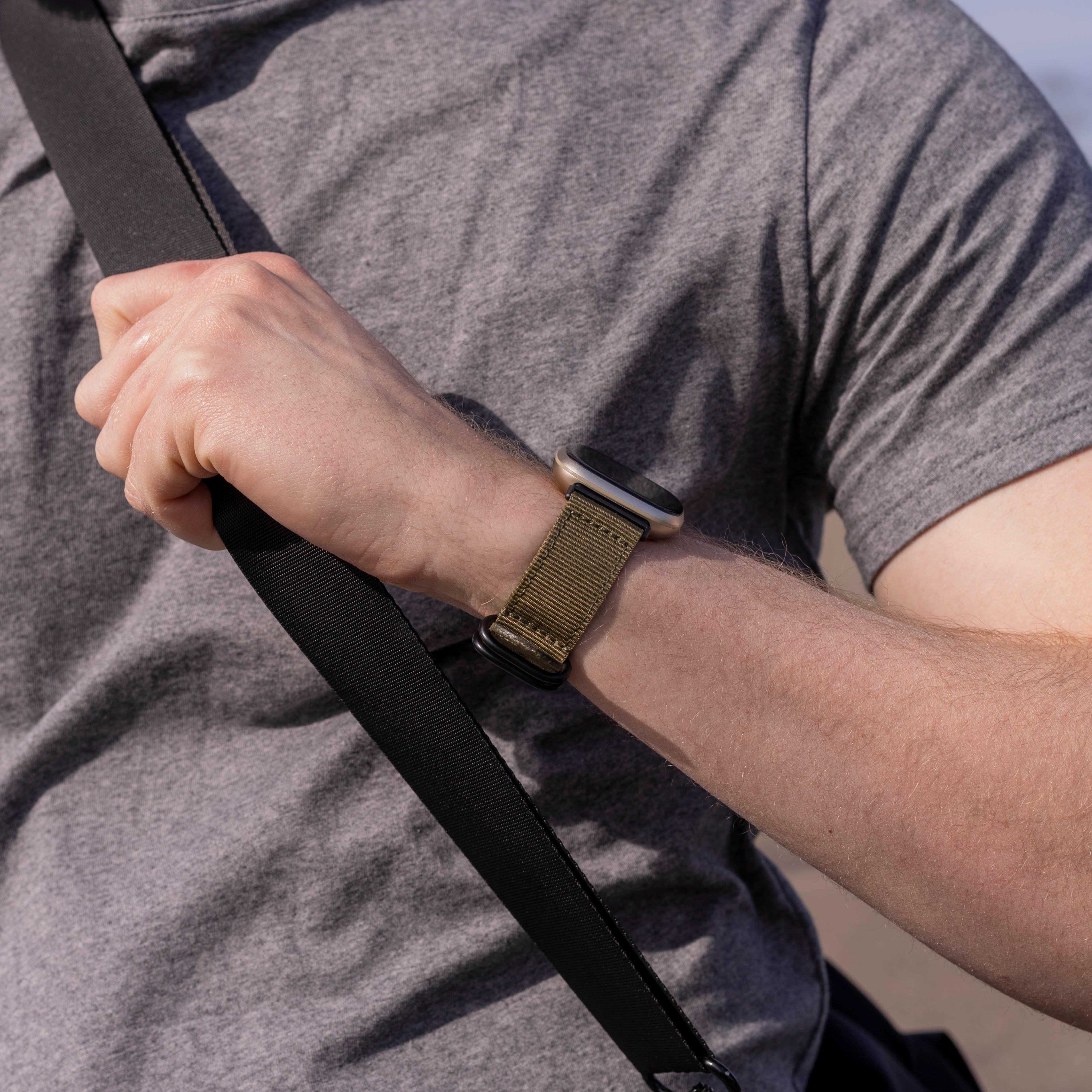 Correa nylon con hebilla Fitbit Sense (verde militar)