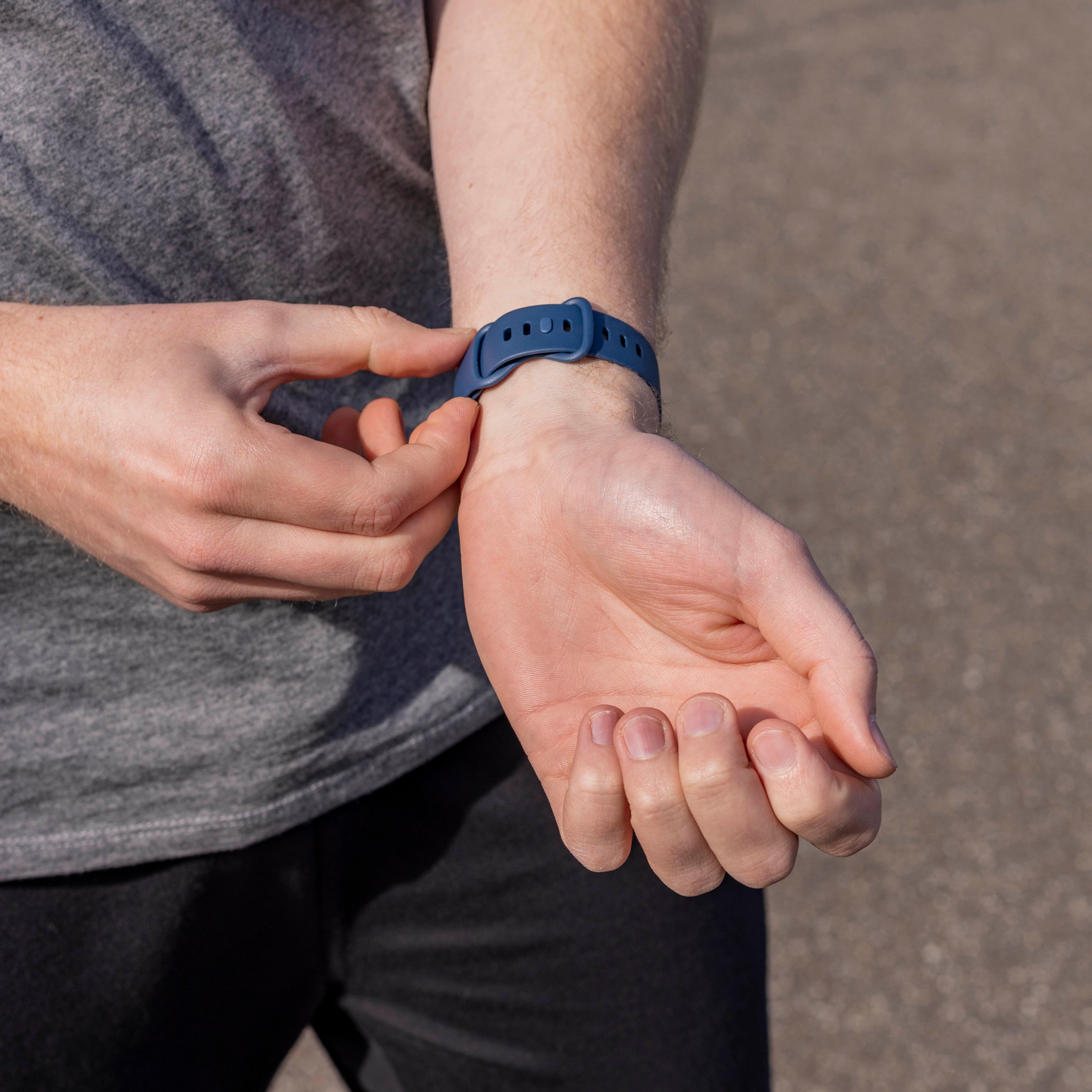 Correa silicona clásica Fitbit Sense (azul oscuro)