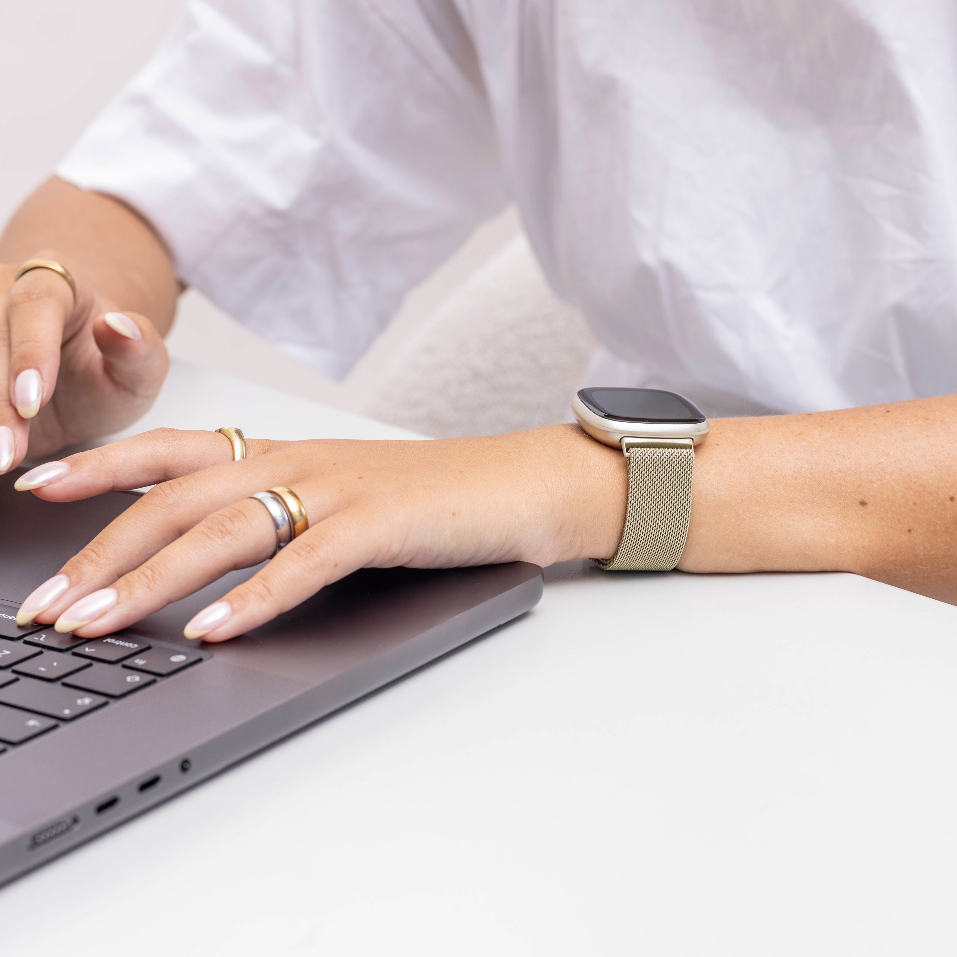 Correa milanesa Fitbit Versa 3 (oro claro)