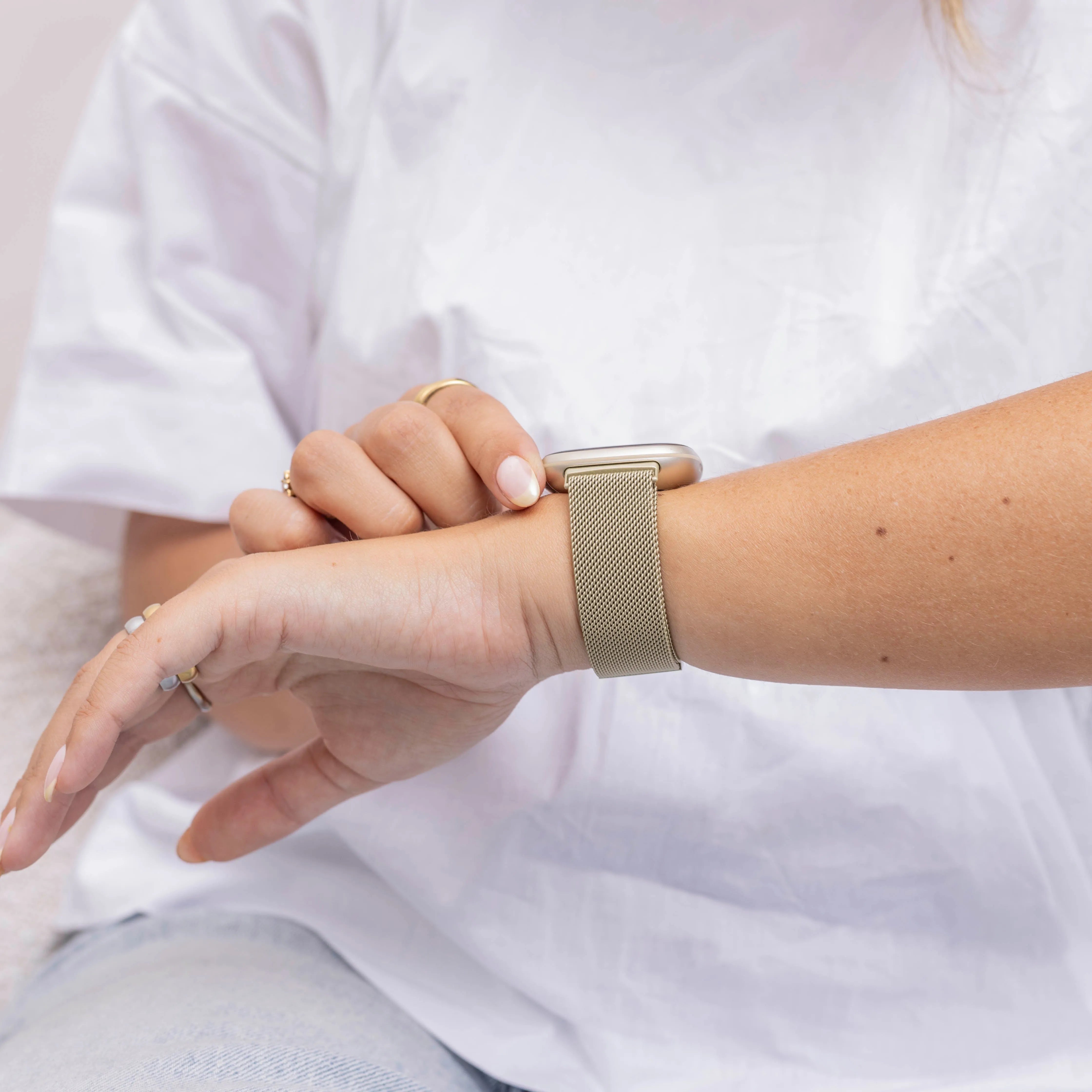 Correa milanesa Fitbit Versa 3 (oro claro)