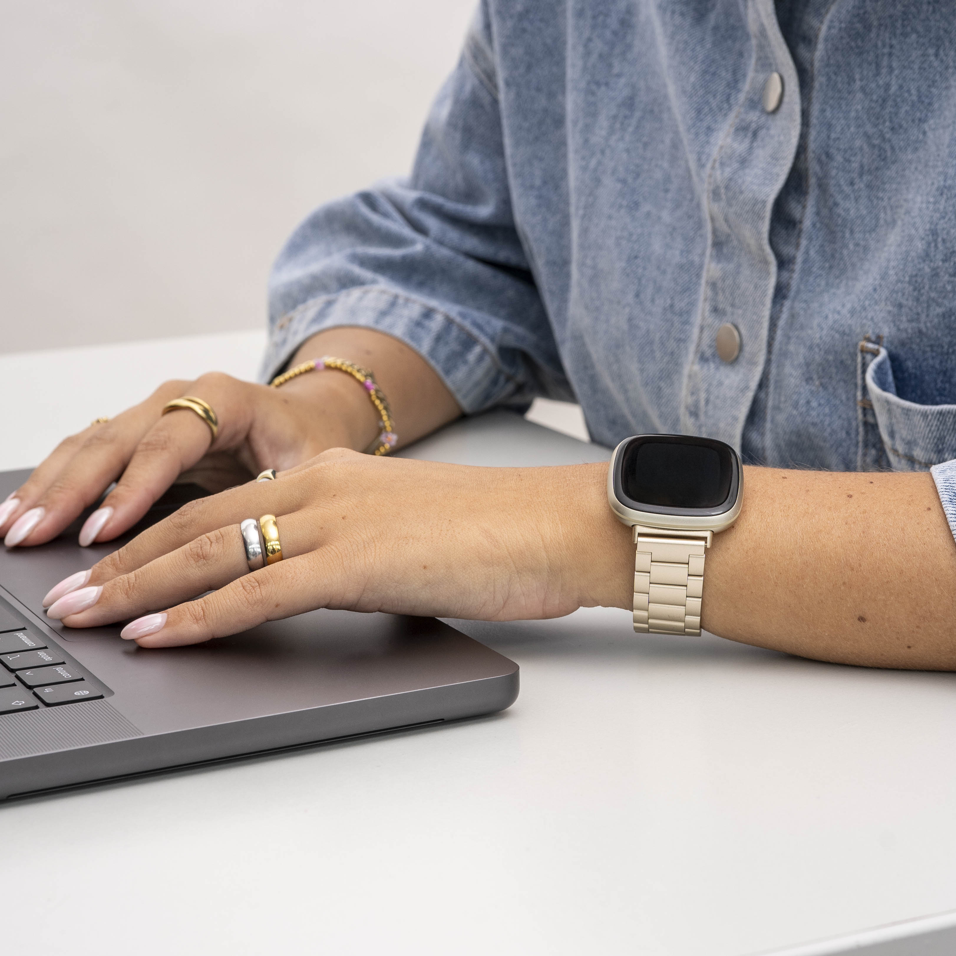 Correa acero Fitbit Versa 4 (oro champán)