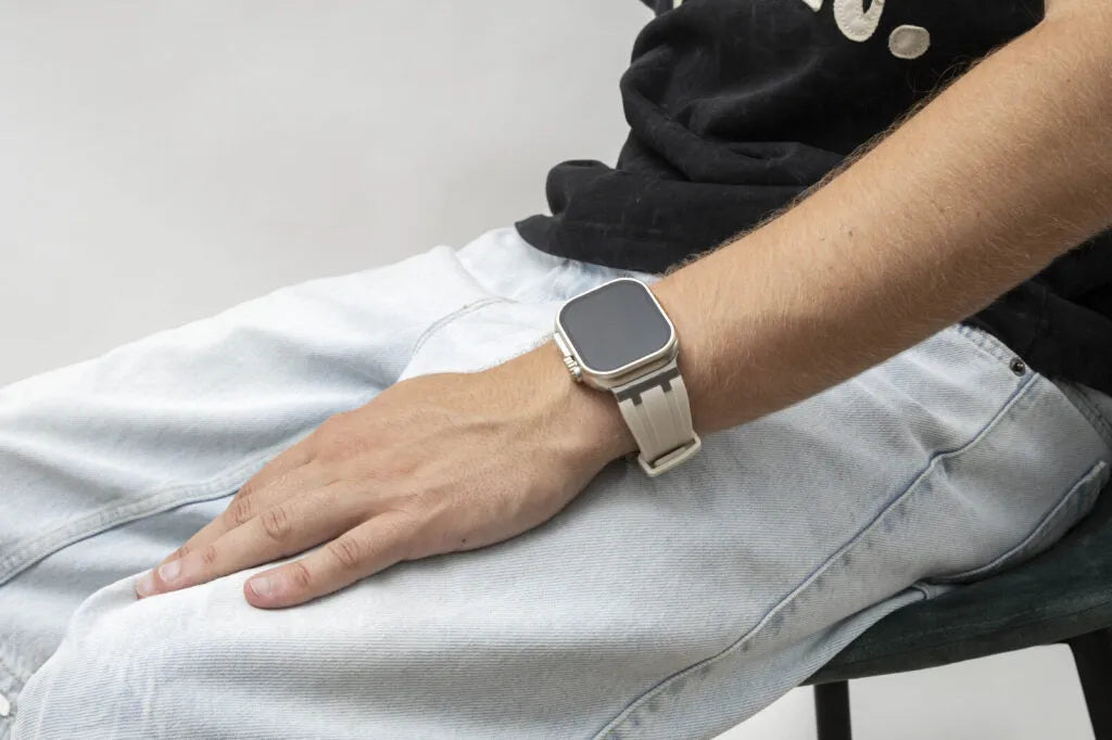BALR. Correa de silicona Apple Watch Ultra Liquid (beige/plata)