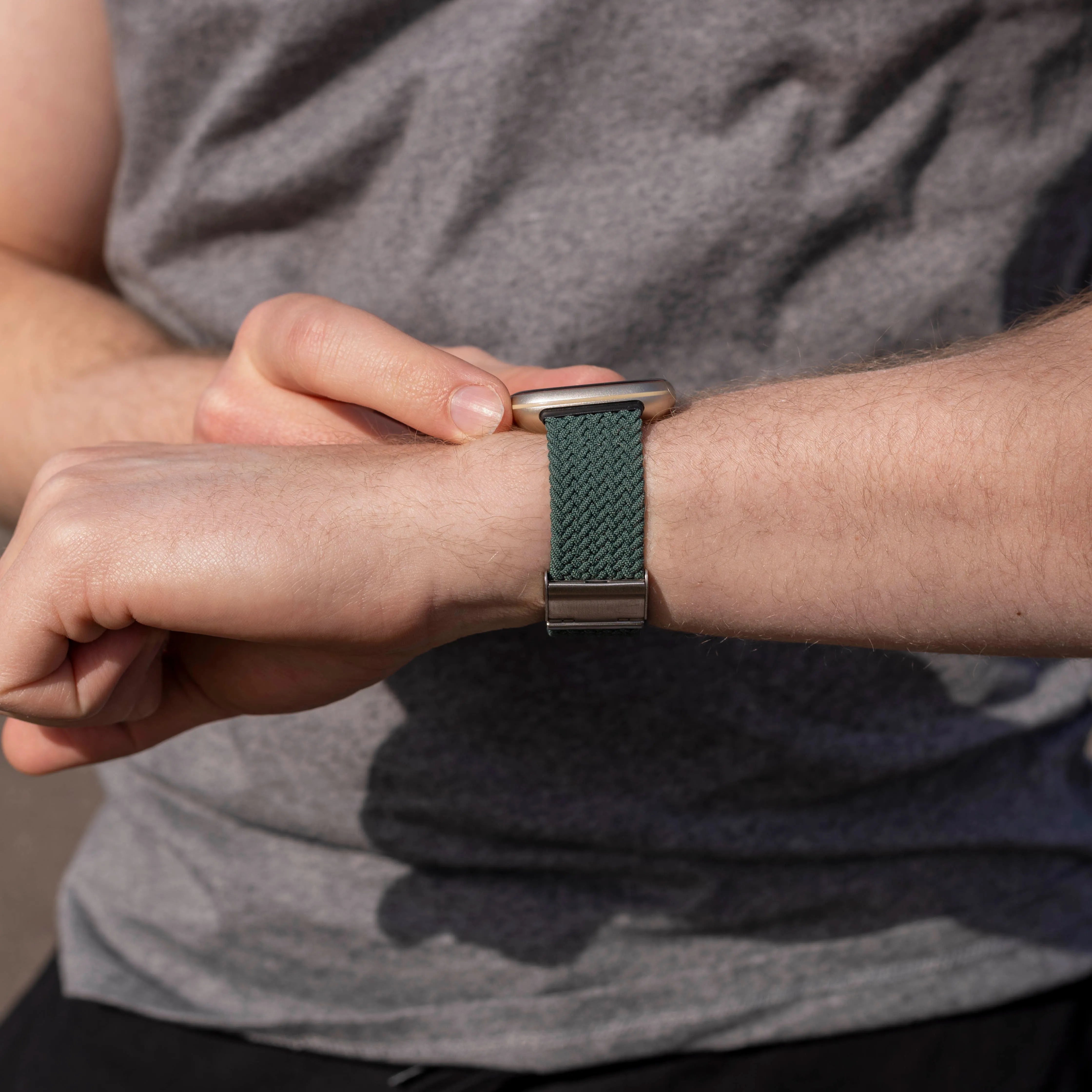 Correa trenzada ajustable Fitbit Versa 3 (verde oscuro)