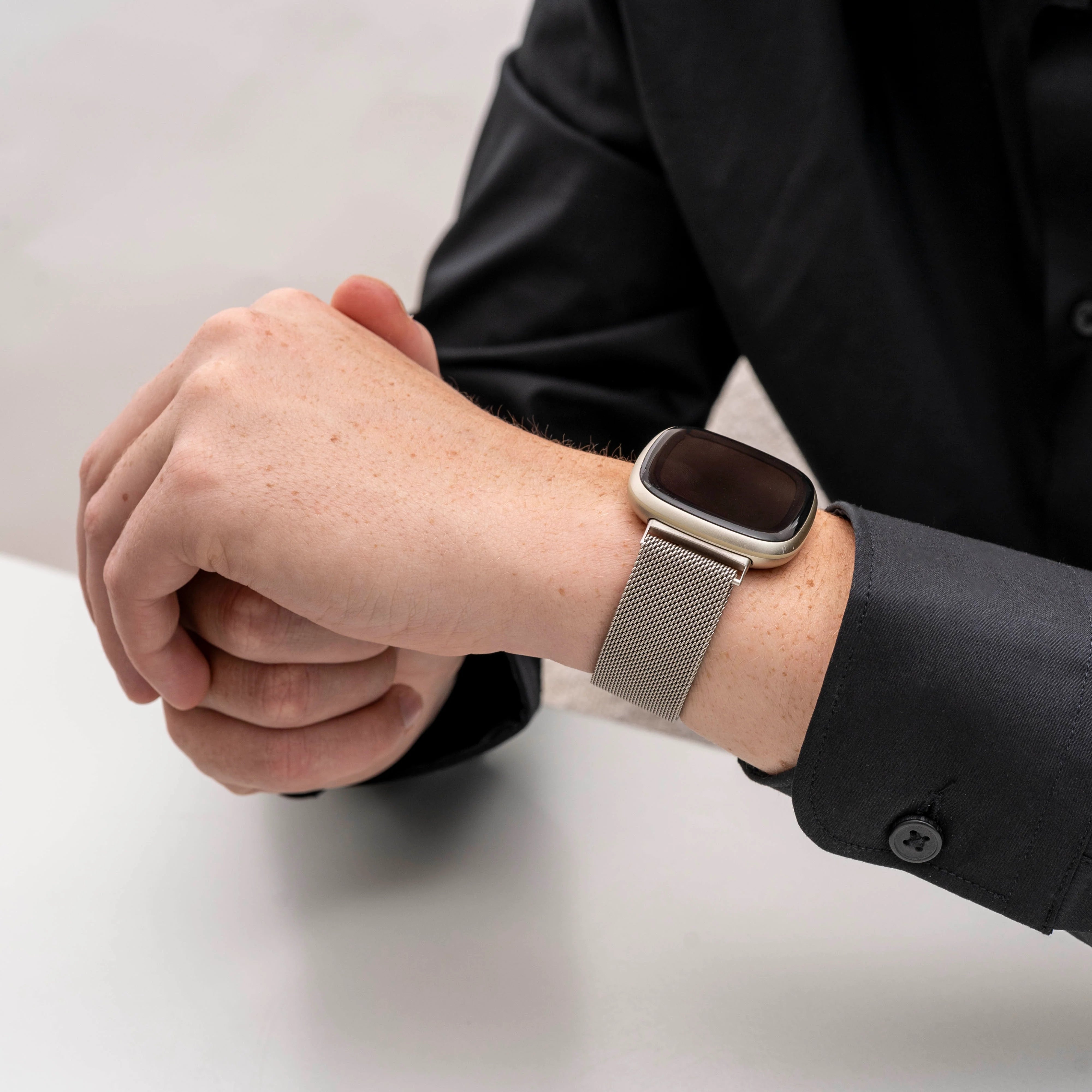 Correa milanesa Fitbit Versa 4 (blanco estrella)