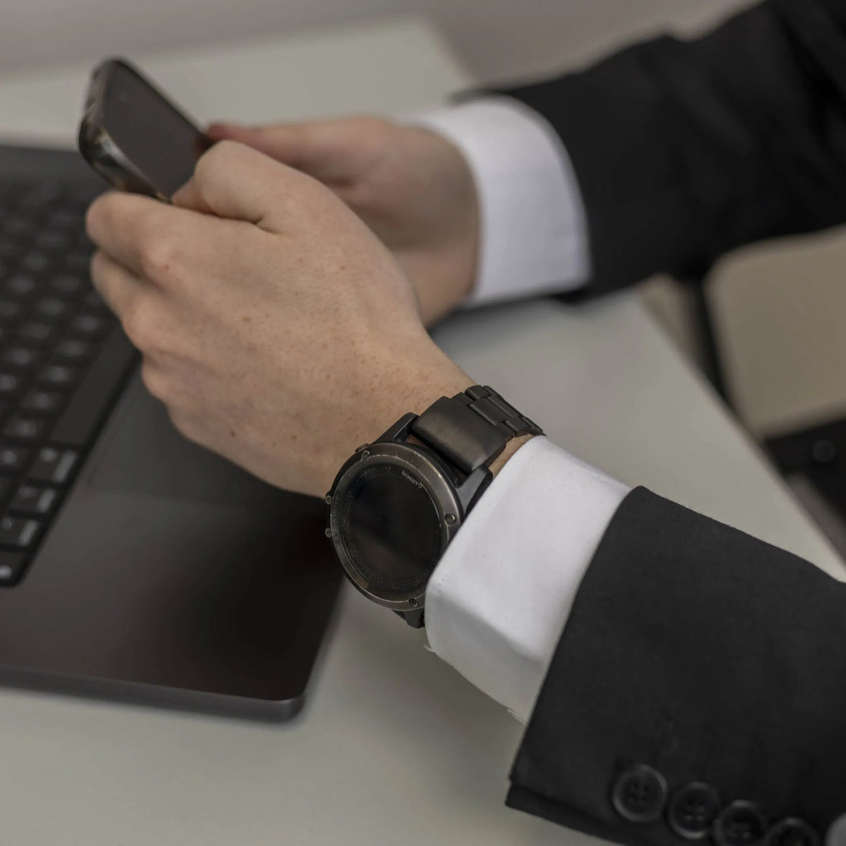 Steel Strap 'Classic', black, lifestyle photo