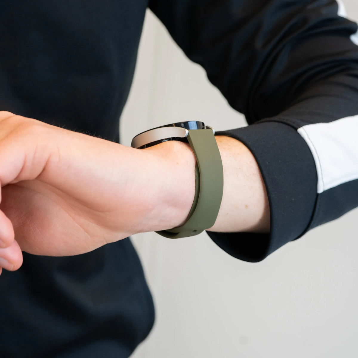 Silicone Sport Strap 'Deluxe', army green, lifestyle photo