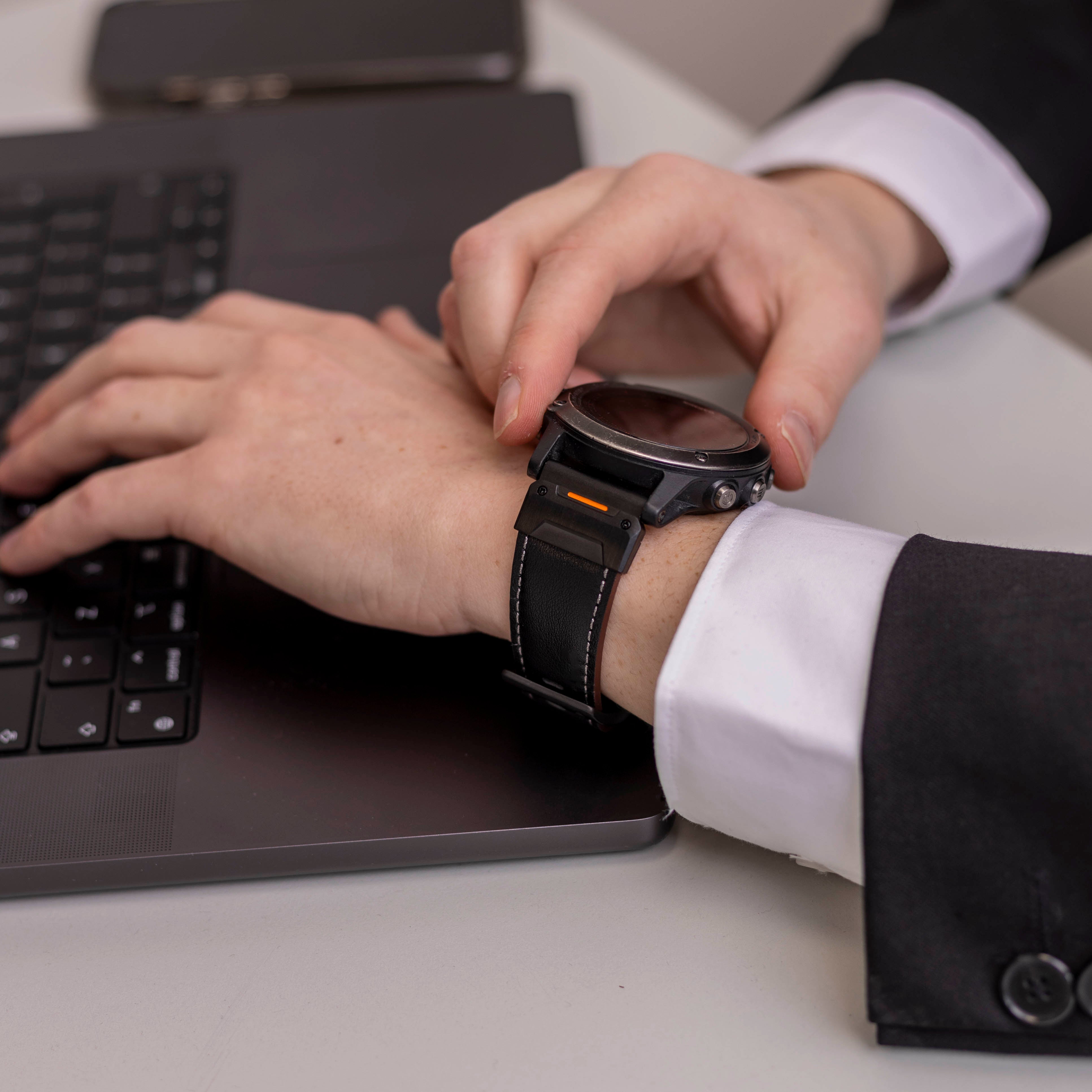 Garmin Fenix 8 - 51mm Genuine Leather Strap (Black)