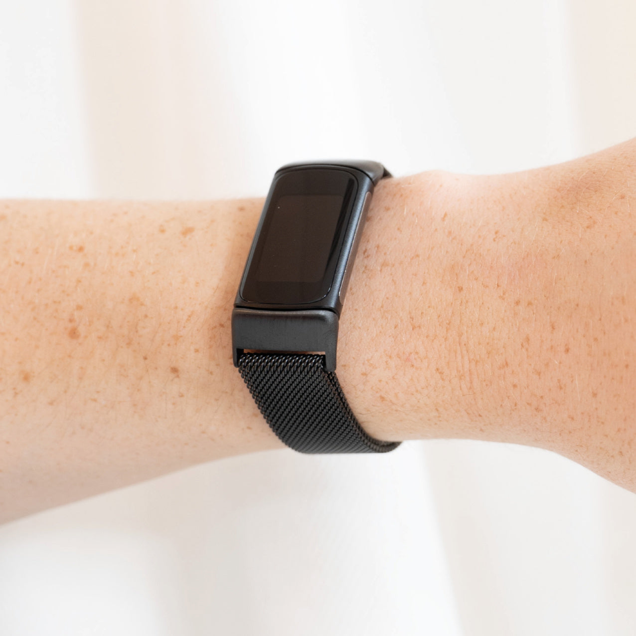 Correa milanesa Fitbit Charge 5 (negra)