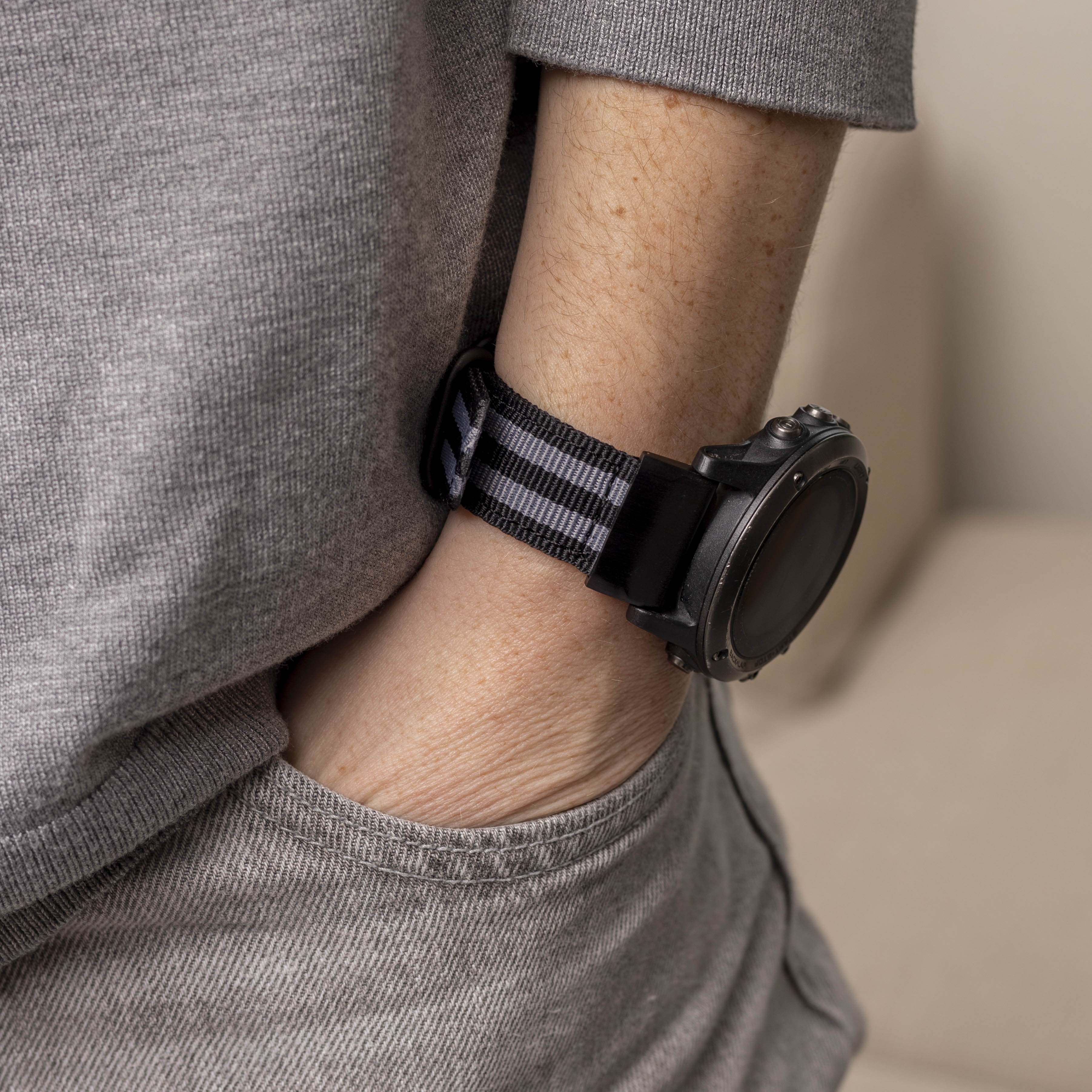 Correa nylon con hebilla Garmin Quatix 3 / 6x / 7x Solar (negro/gris)