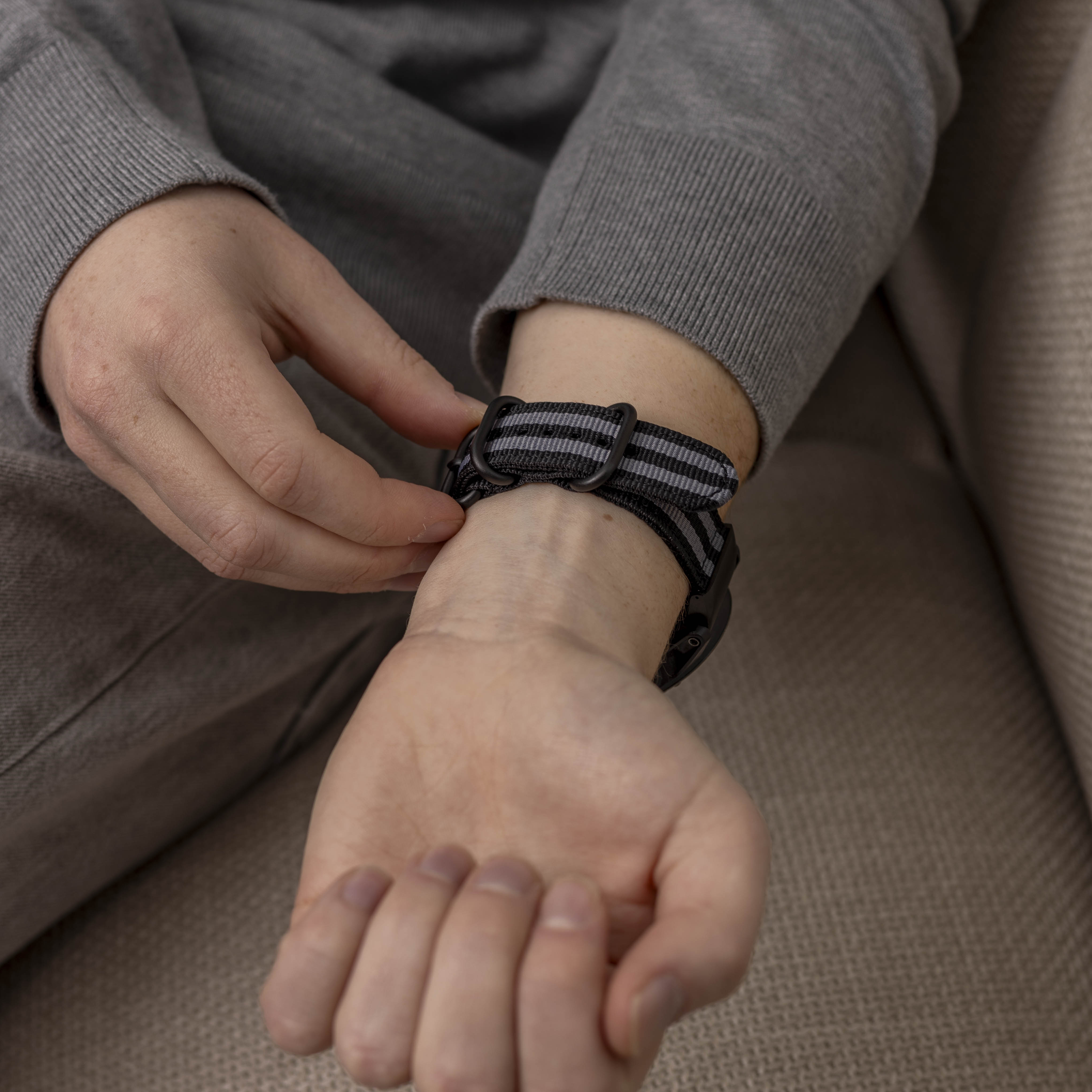 Correa nylon con hebilla Garmin Quatix 3 / 6x / 7x Solar (negro/gris)