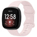 Correa silicona clásica Fitbit Versa 4 (rosa claro)