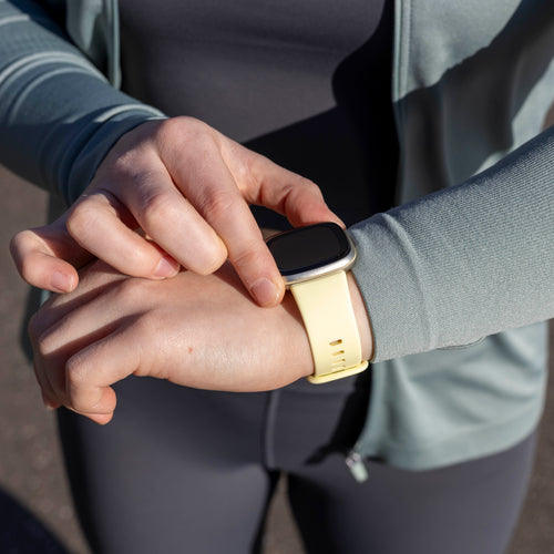 Correa silicona clásica Fitbit Versa 4 (amarillo pálido)
