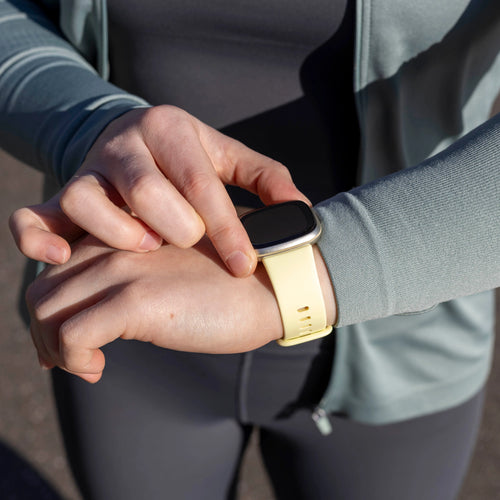 Correa silicona clásica Fitbit Versa 3 (amarillo pálido)