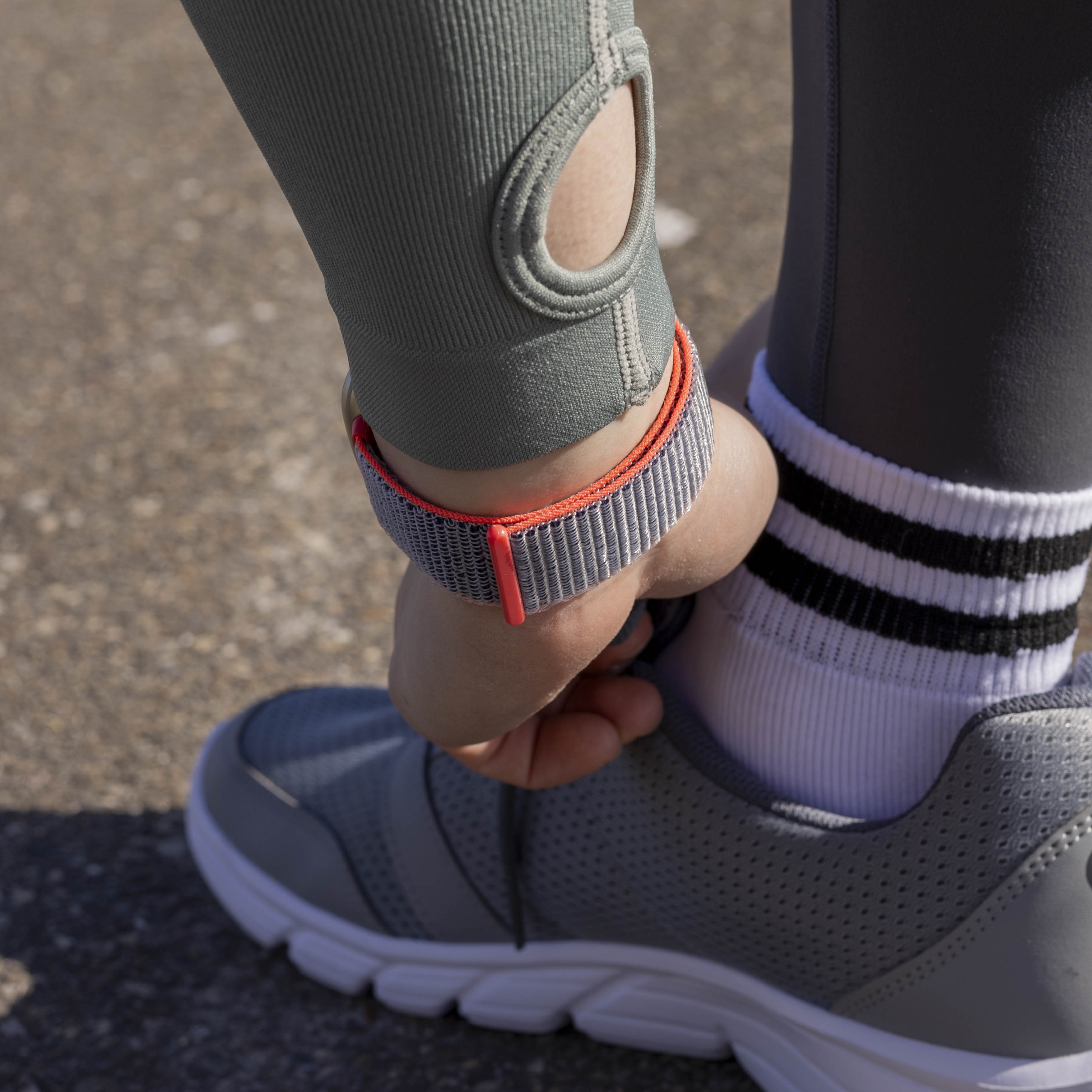 Correa nylon Fitbit Versa 3 (gris rojo)