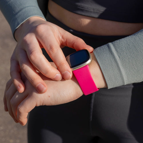 Correa silicona clásica Fitbit Versa 4 (rosa brillante)