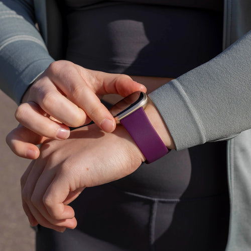 Correa silicona clásica Fitbit Versa 4 (morado oscuro)