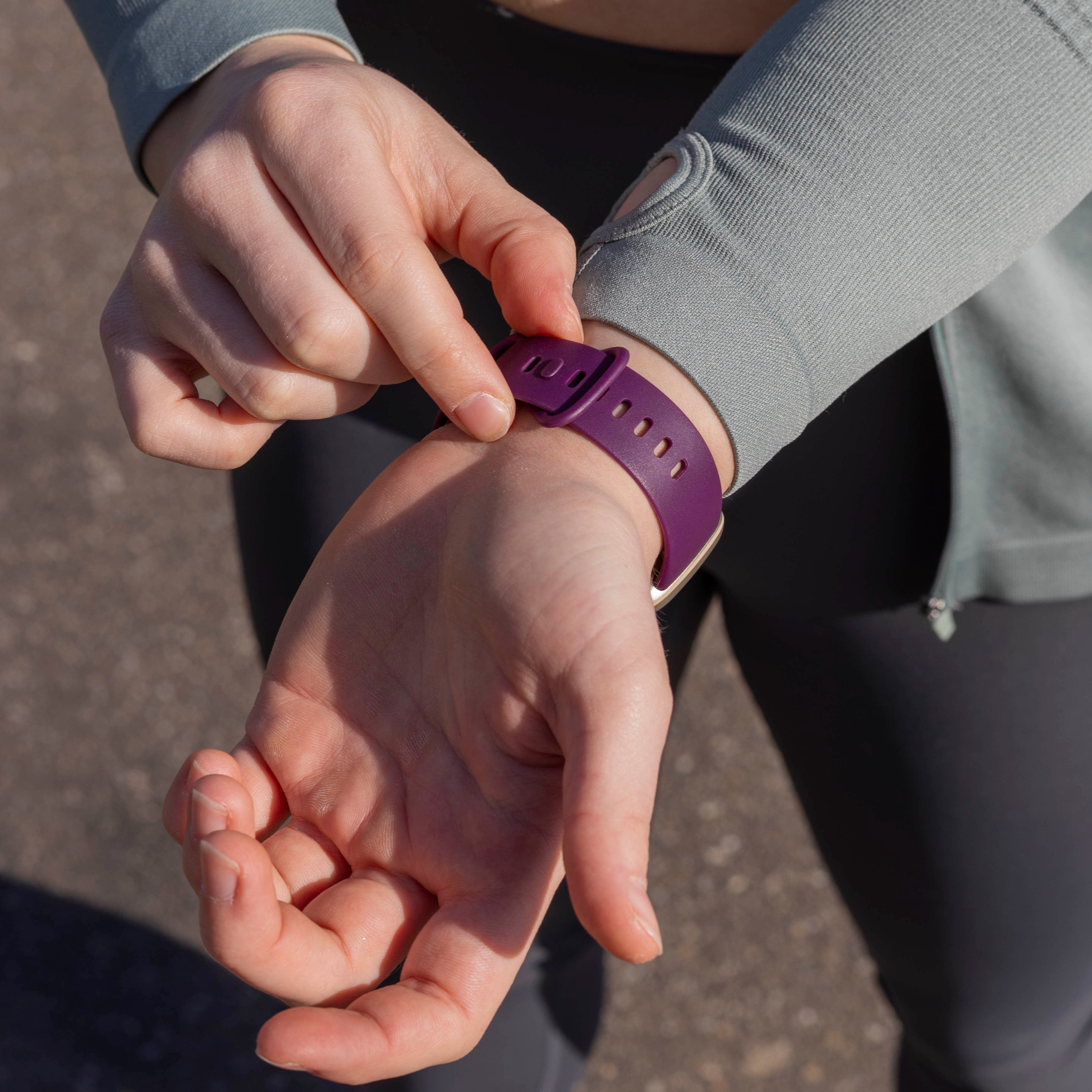 Correa silicona clásica Fitbit Sense 2 (morado oscuro)