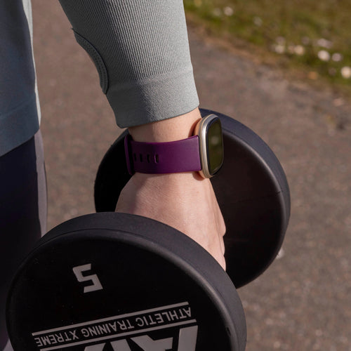 Correa silicona clásica Fitbit Versa 4 (morado oscuro)