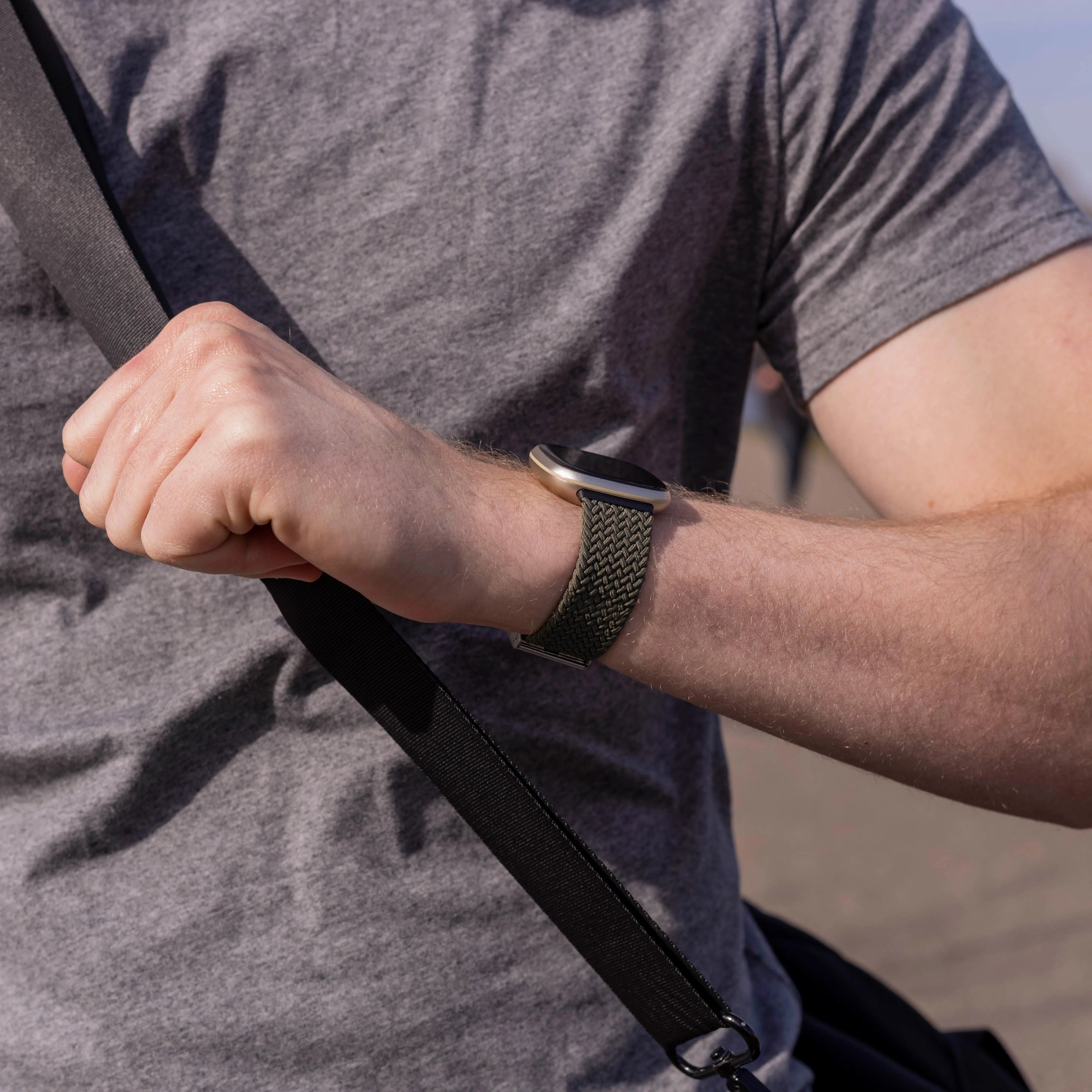 Correa trenzada ajustable Fitbit Sense (verde oliva)