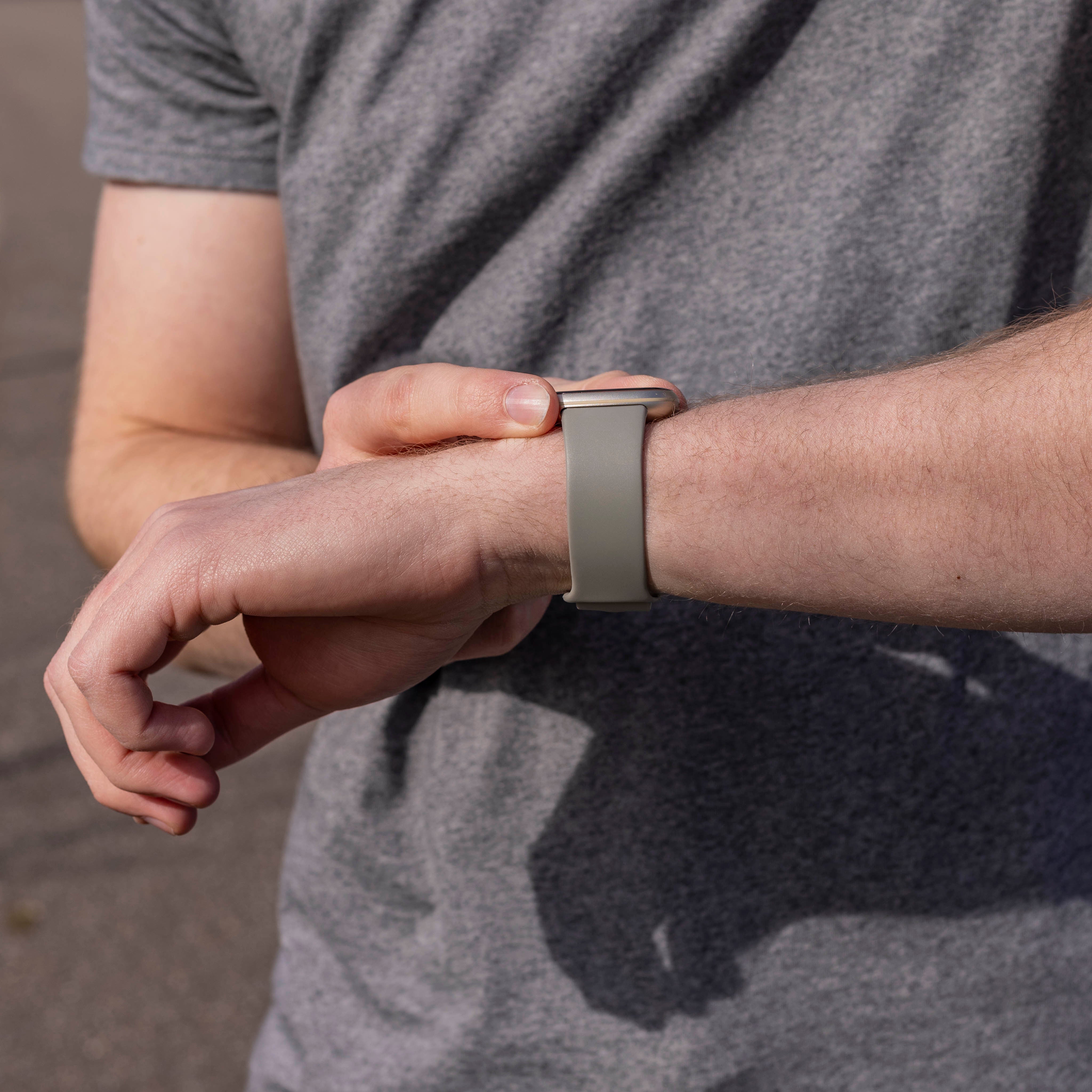 Correa silicona clásica Fitbit Sense 2 (gris)