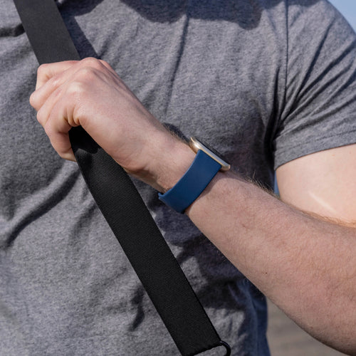 Correa silicona clásica Fitbit Versa 4 (azul oscuro)