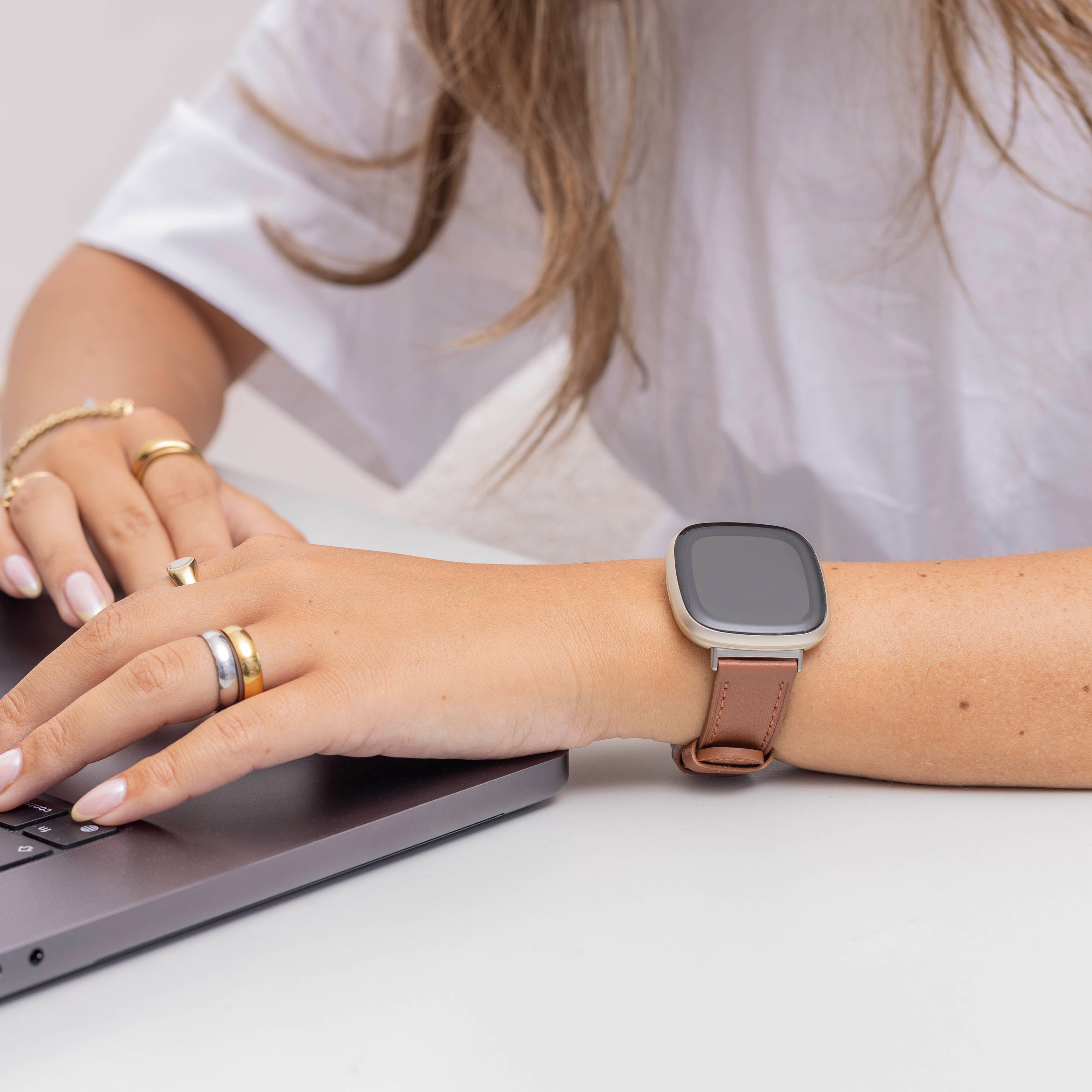 Correa cuero Fitbit Sense (marrón lujoso)