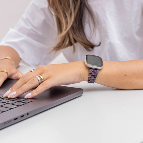 Correa de resina Fitbit Sense (negro/morado)