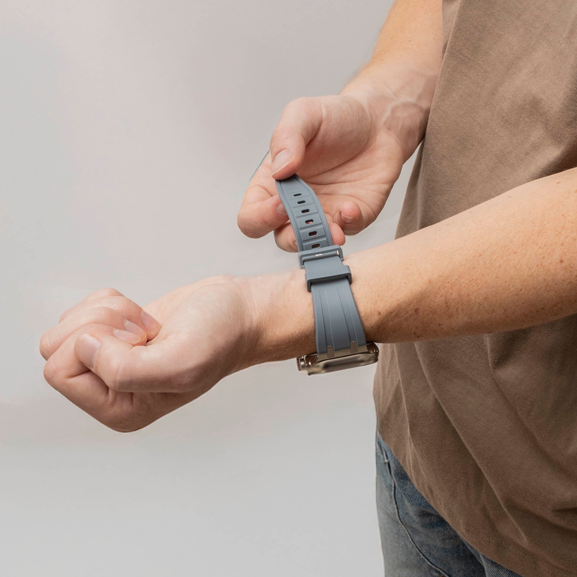 Correa silicona liquida de lujo Apple Watch (gris oscuro con plata)