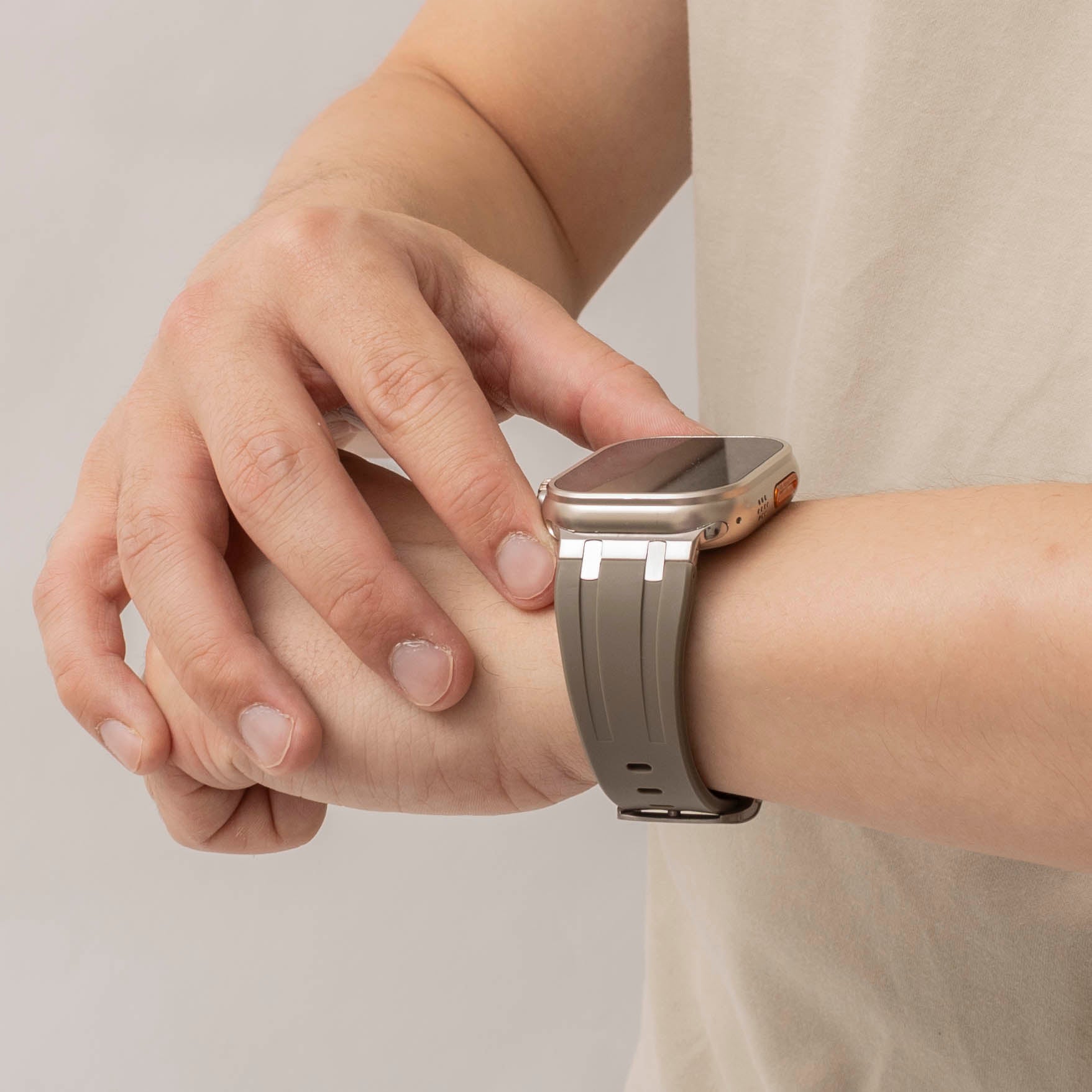 Bandz Correa silicona 'Luxe Liquid' Apple Watch (cafe/plateado)