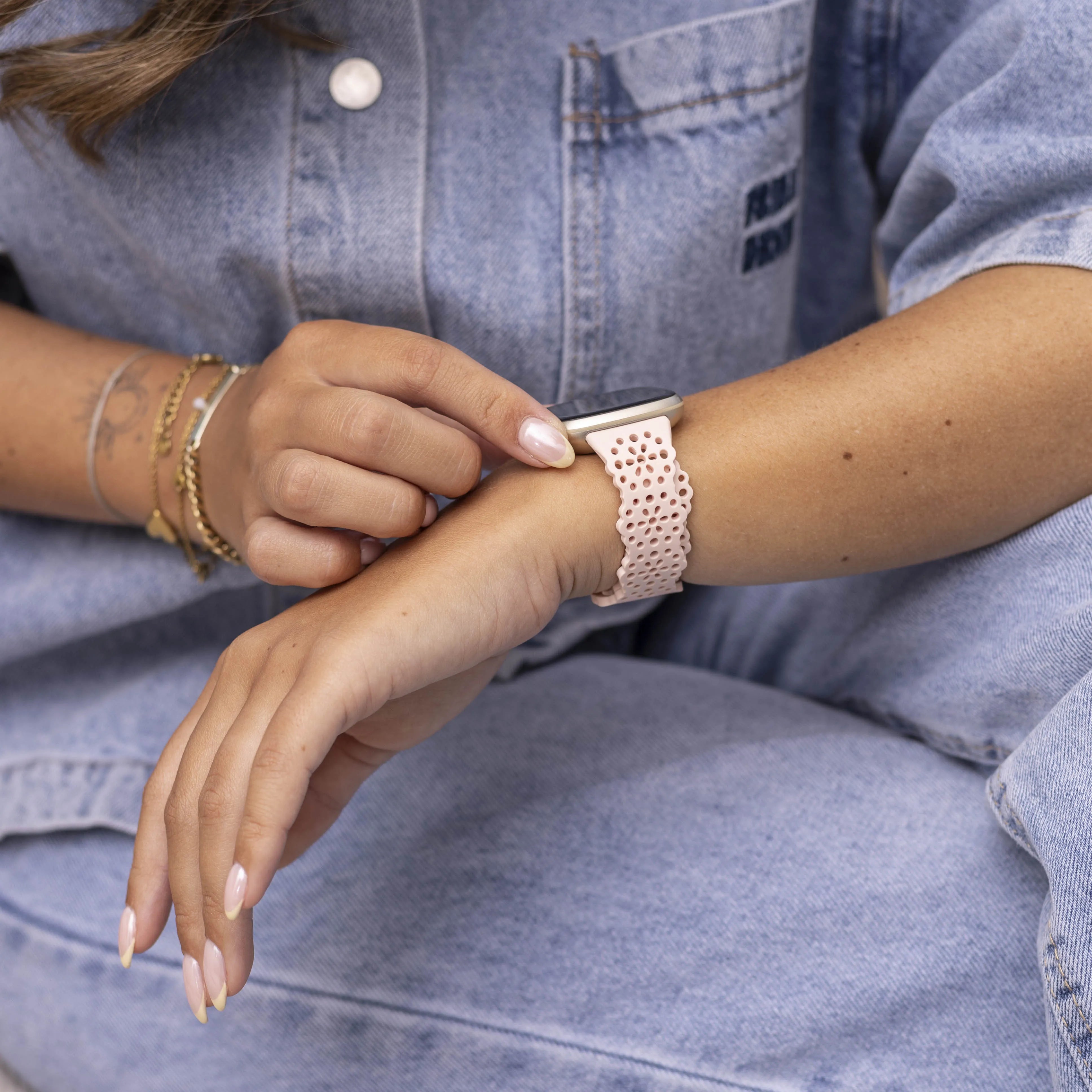 Correa silicona con patrón Fitbit Versa 4 (rosa claro)