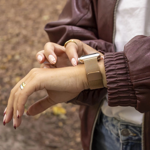 Milanese Strap, rose gold, lifestyle photo