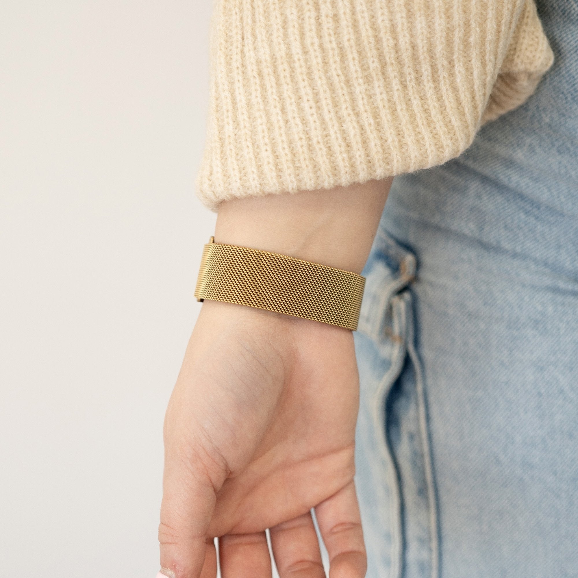 Milanese Strap 'One Push', gold, lifestyle photo
