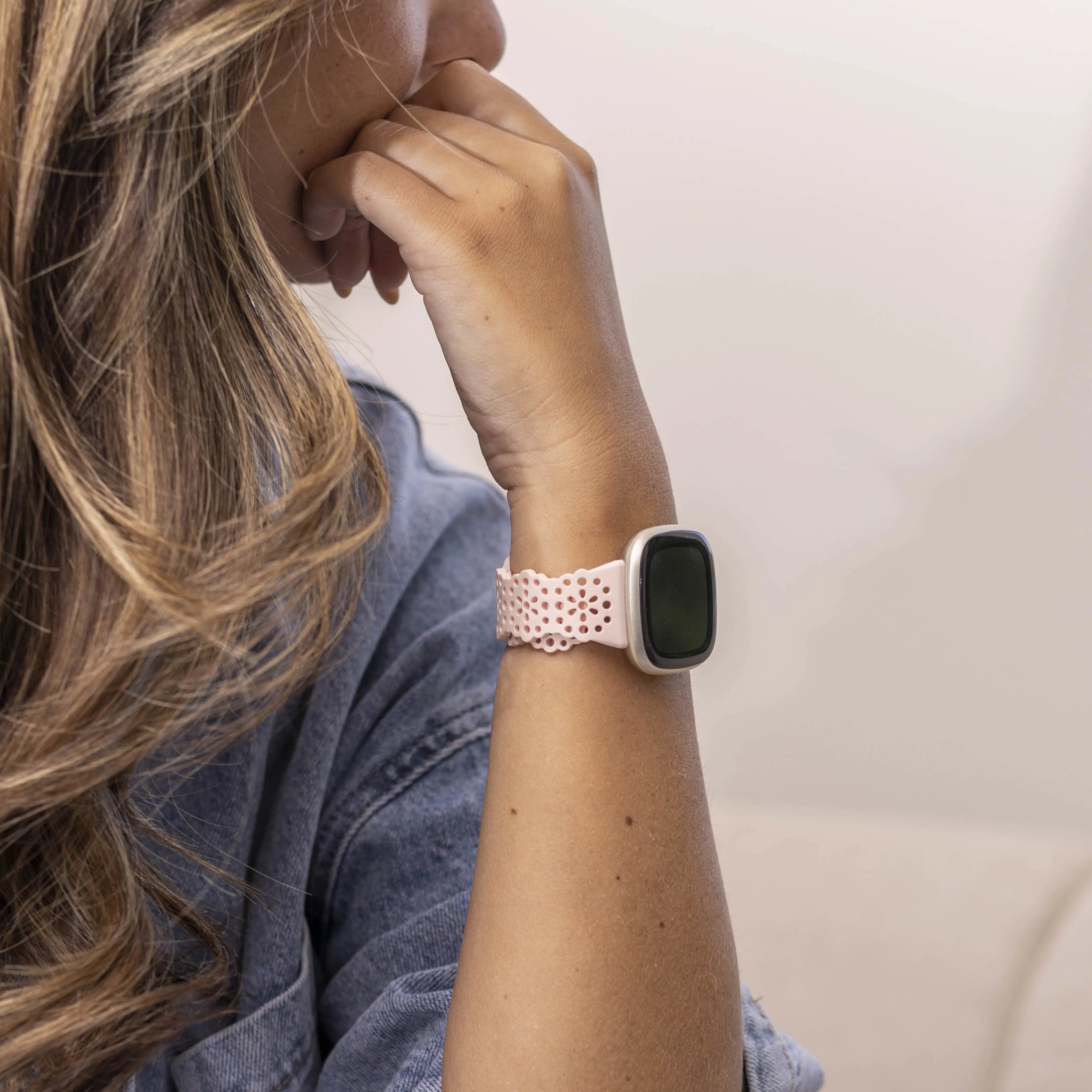 Correa silicona con patrón Fitbit Versa 4 (rosa claro)