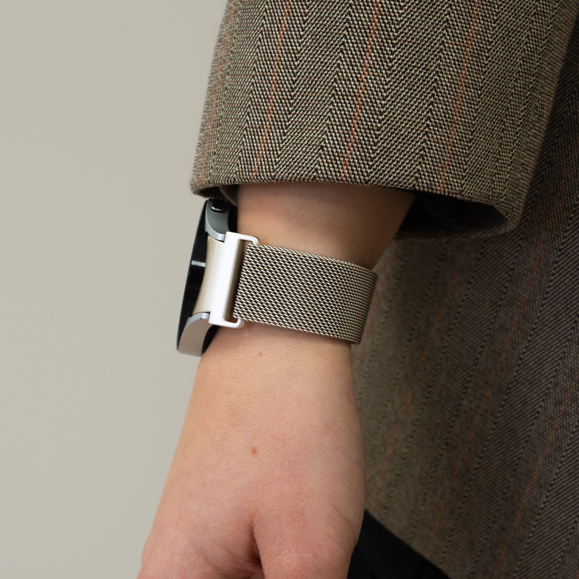 Milanese Strap 'One Push', champagne, lifestyle photo