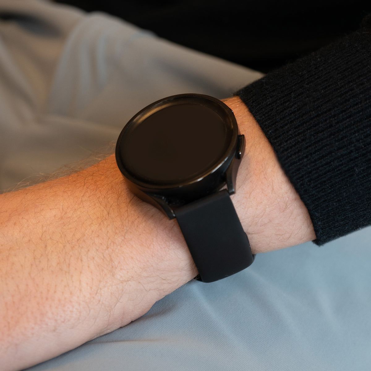 Silicone Sport Strap 'Deluxe', black, lifestyle photo