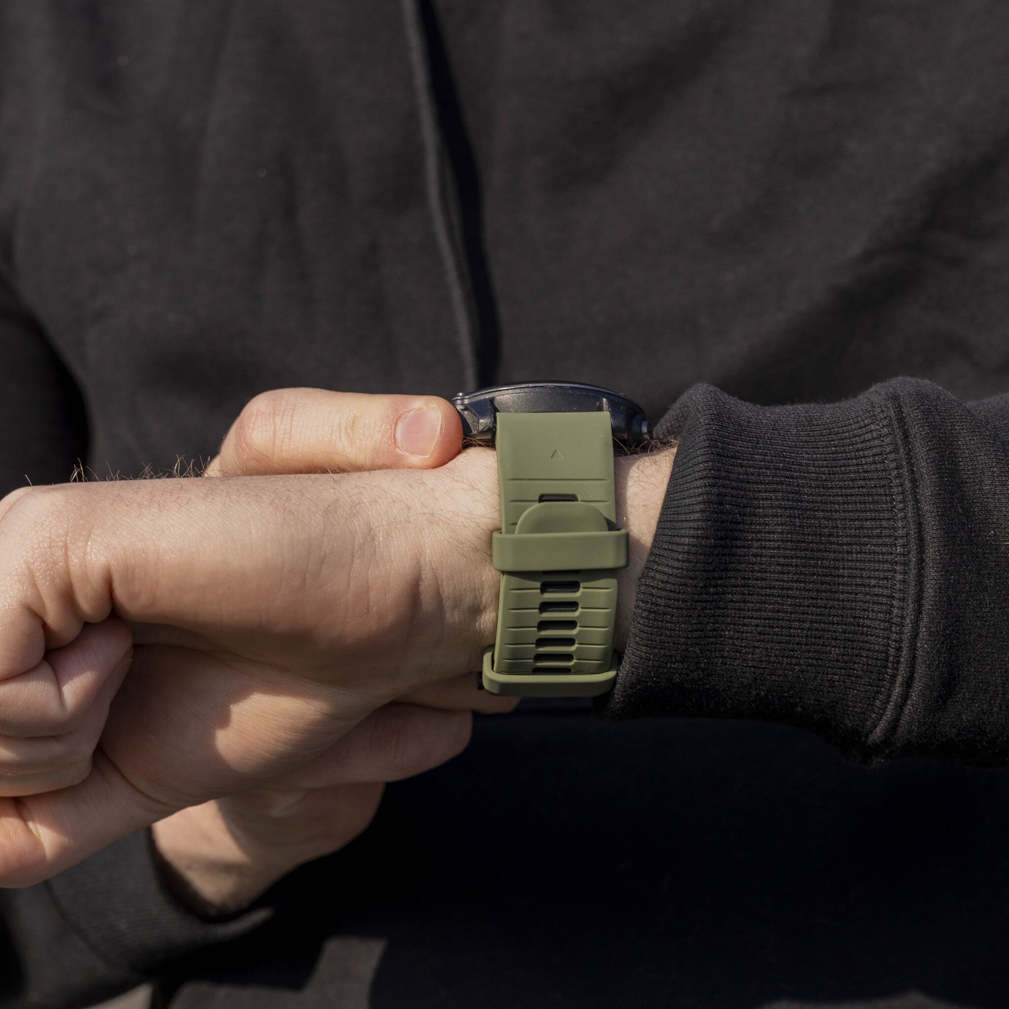 Correa deportiva con hebilla Garmin Fenix 8 Pro - 51mm (verde oliva/negro)