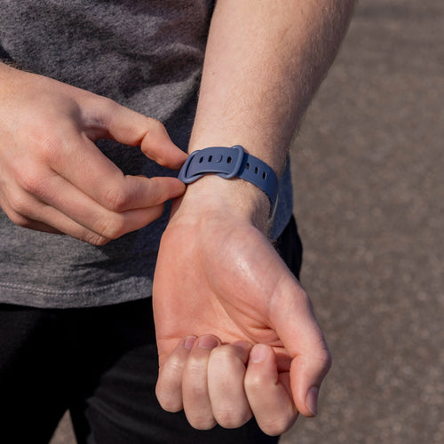 Correa silicona clásica Fitbit Versa 4 (gris azul)