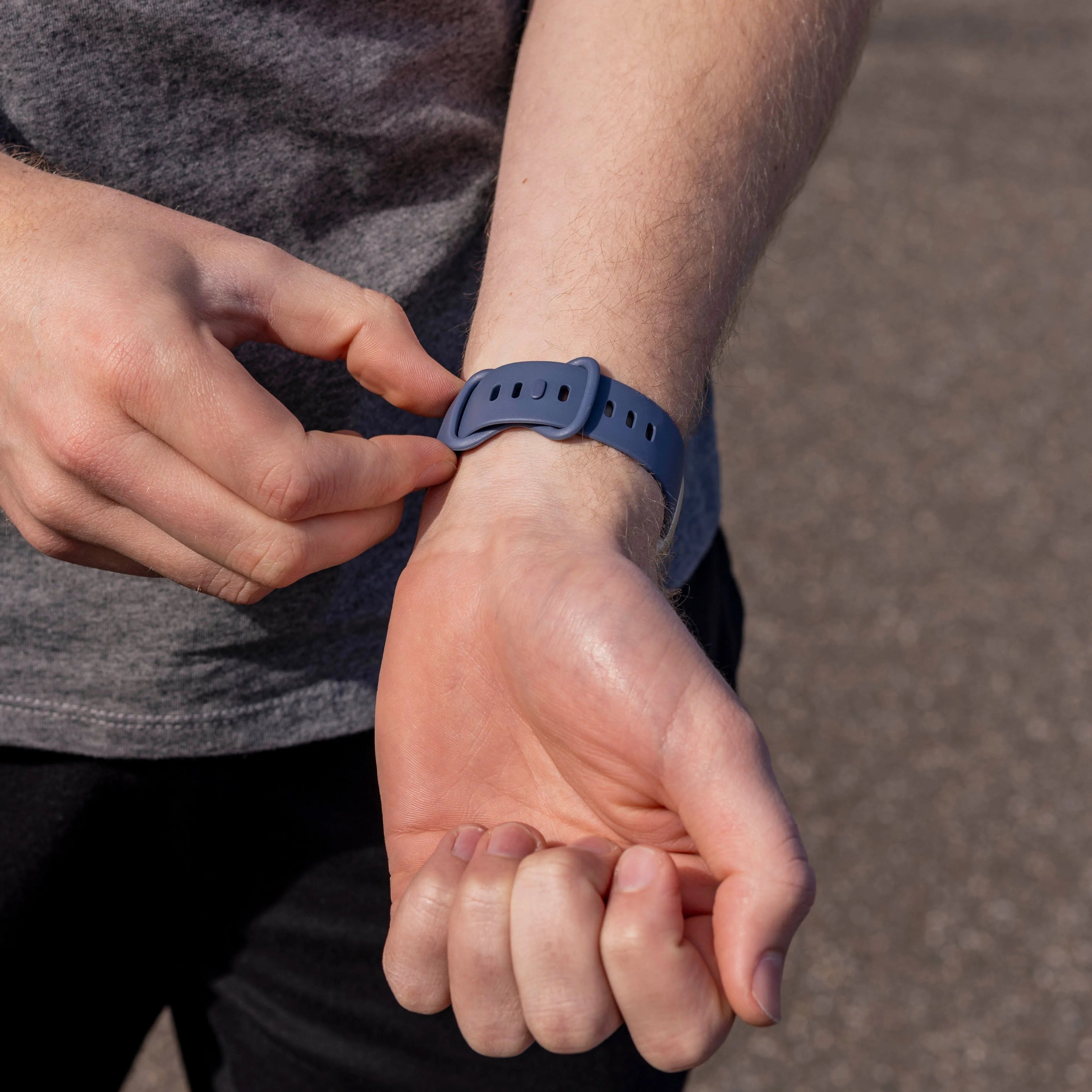 Correa silicona clásica Fitbit Versa 4 (gris azul)