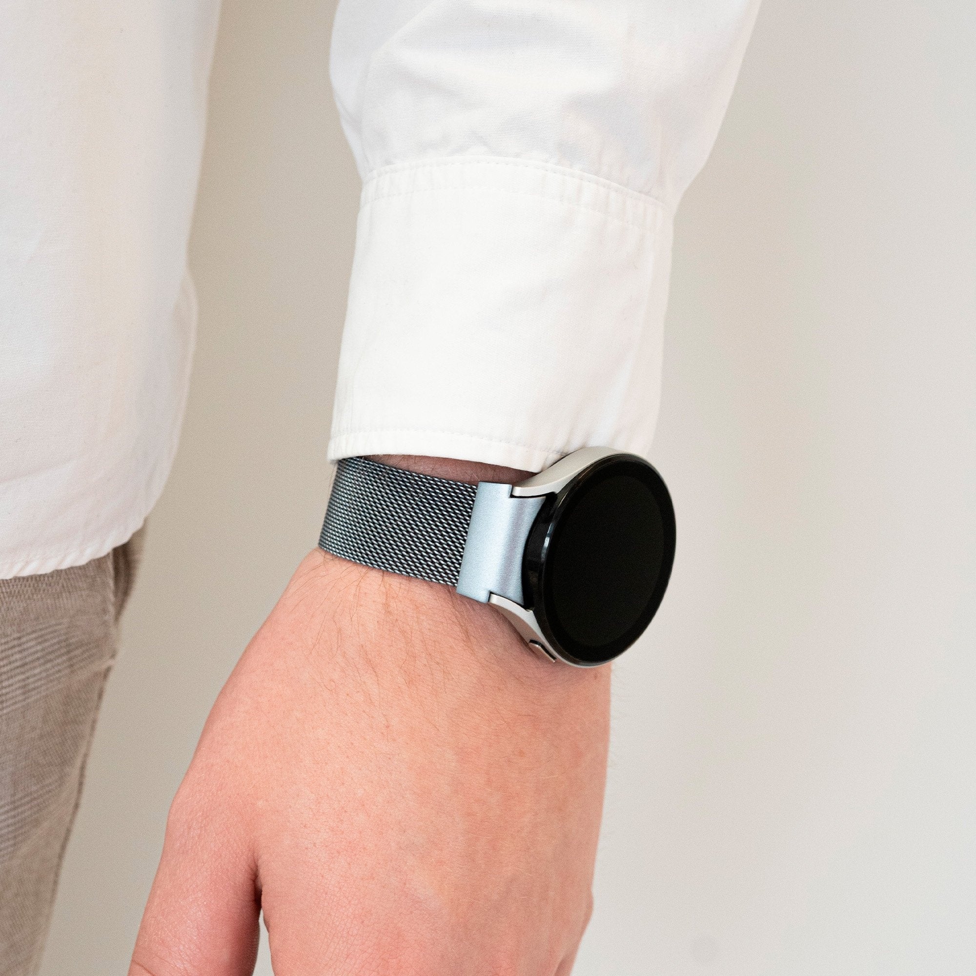 Milanese Strap 'One Push', space grey, lifestyle photo