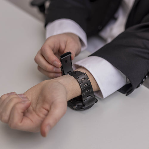 Titanium Strap 'Classic', black, lifestyle photo