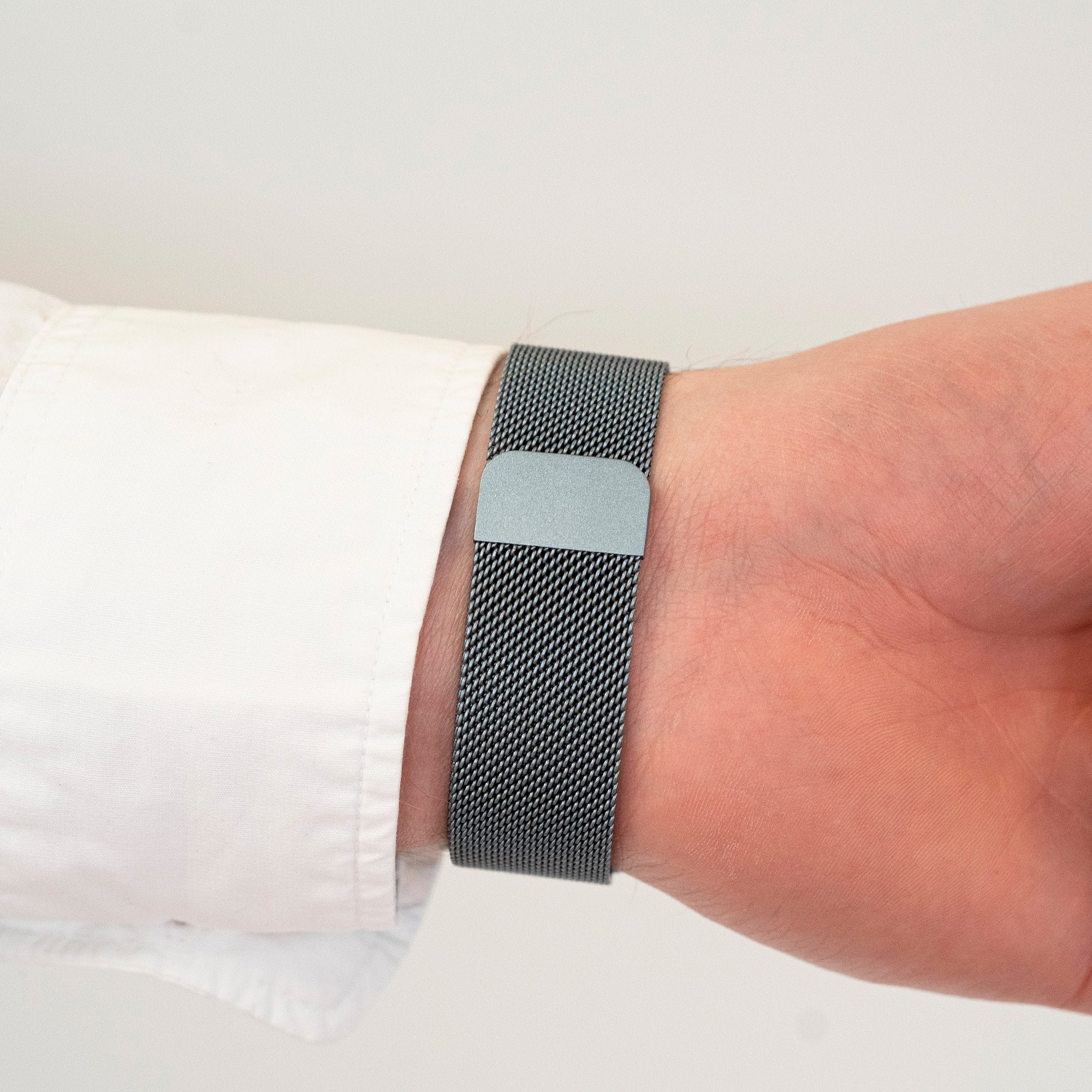 Milanese Strap 'One Push', space grey, lifestyle photo